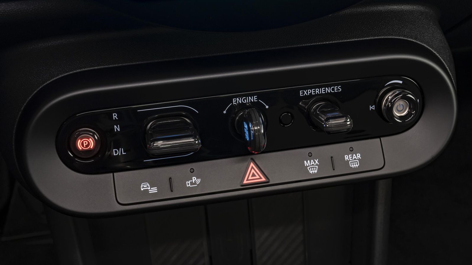 El selector del cambio pasa a estar ahora integrado bajo la pantalla central y junto al pulsador del freno de estacionamiento, selector de modos de conducción, pulsador de arranque o control del volumen.