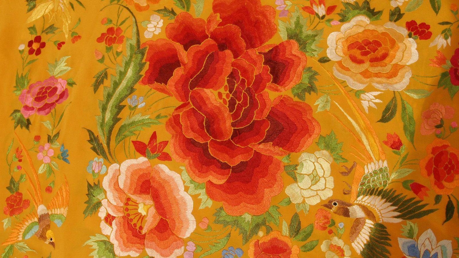 Detalle de los bordados de un mantón de manila.