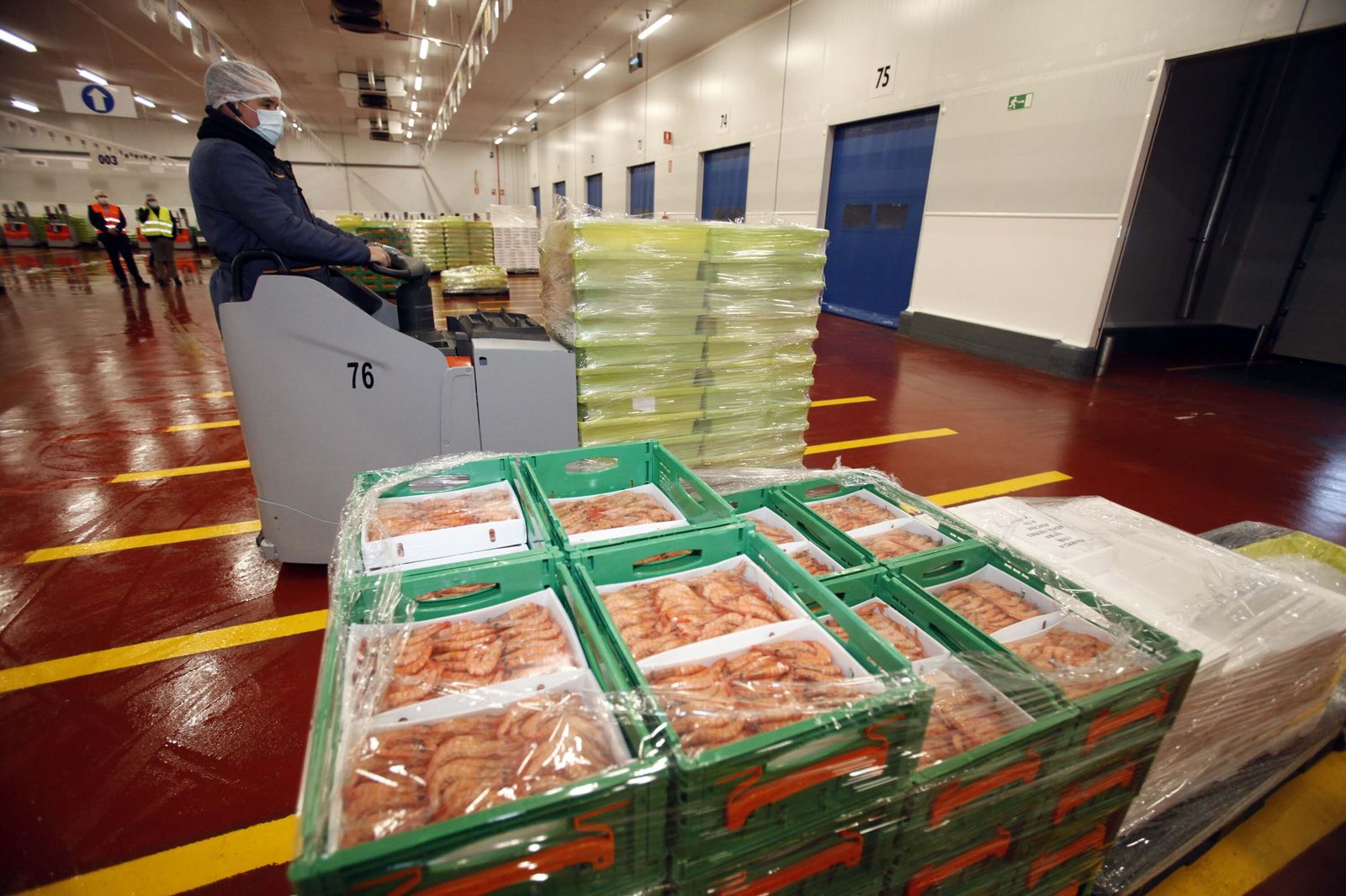 Imágenes del trabajo en la central logística de Mercadona