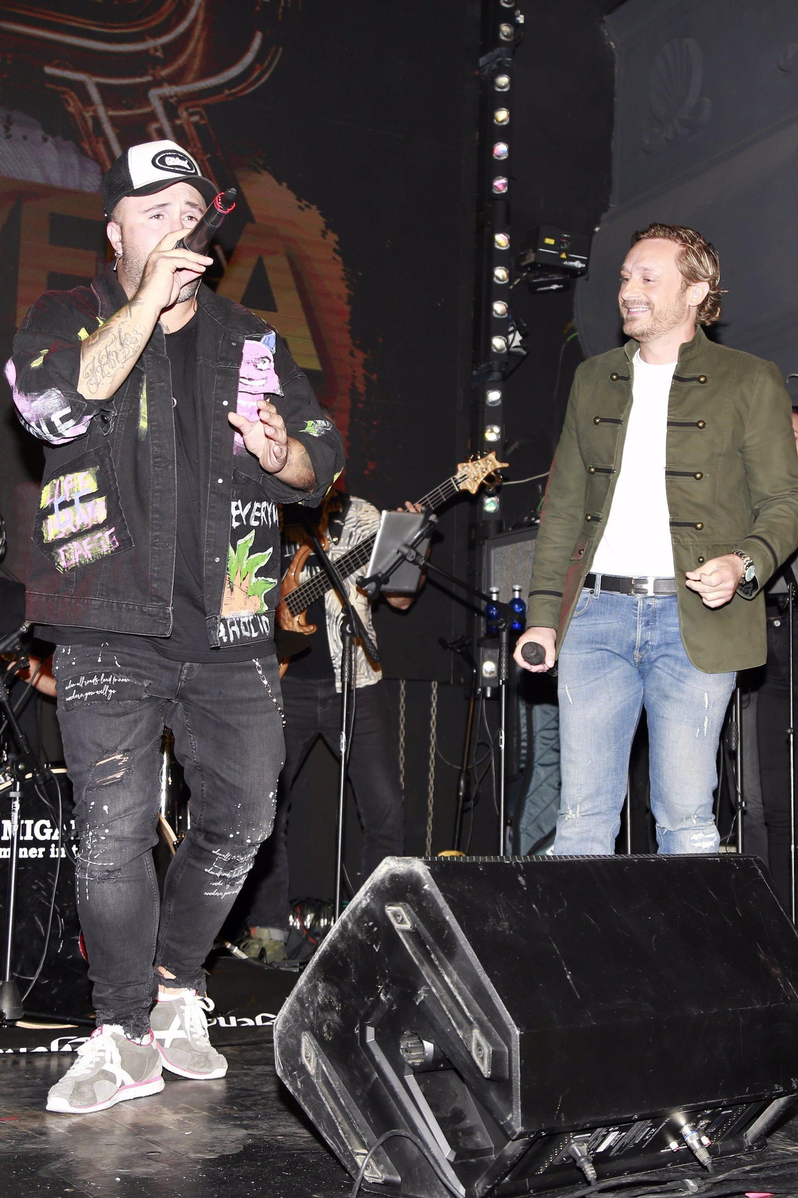 El hijo de Isabel Pantoja, con el cantante Juan Peña durante el dueto que cantaron juntos.