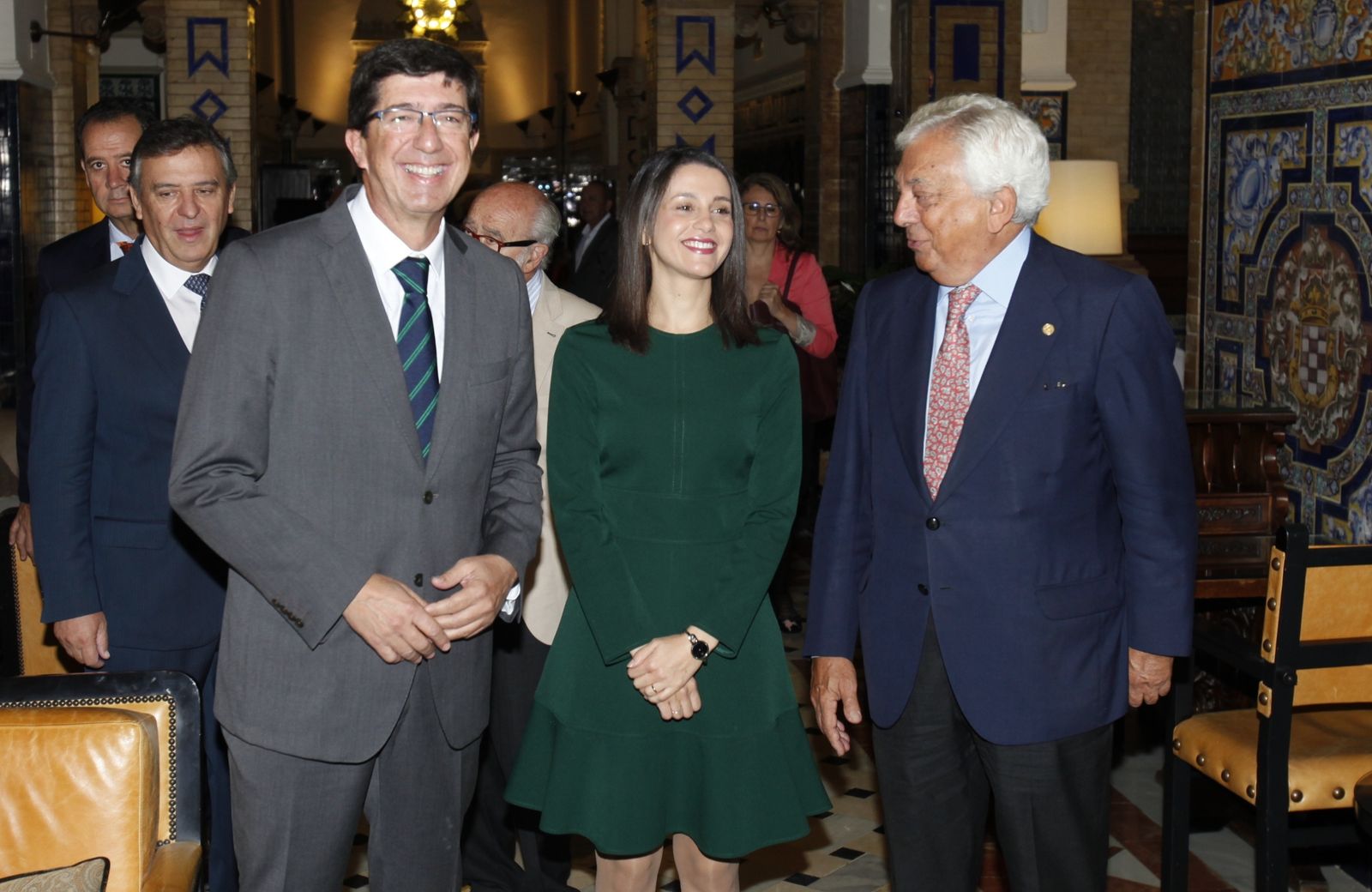 Juan Marín e Inés Arrimadas, junto al presidente de la Cámara de Comercio de Sevilla, Francisco Herrero.