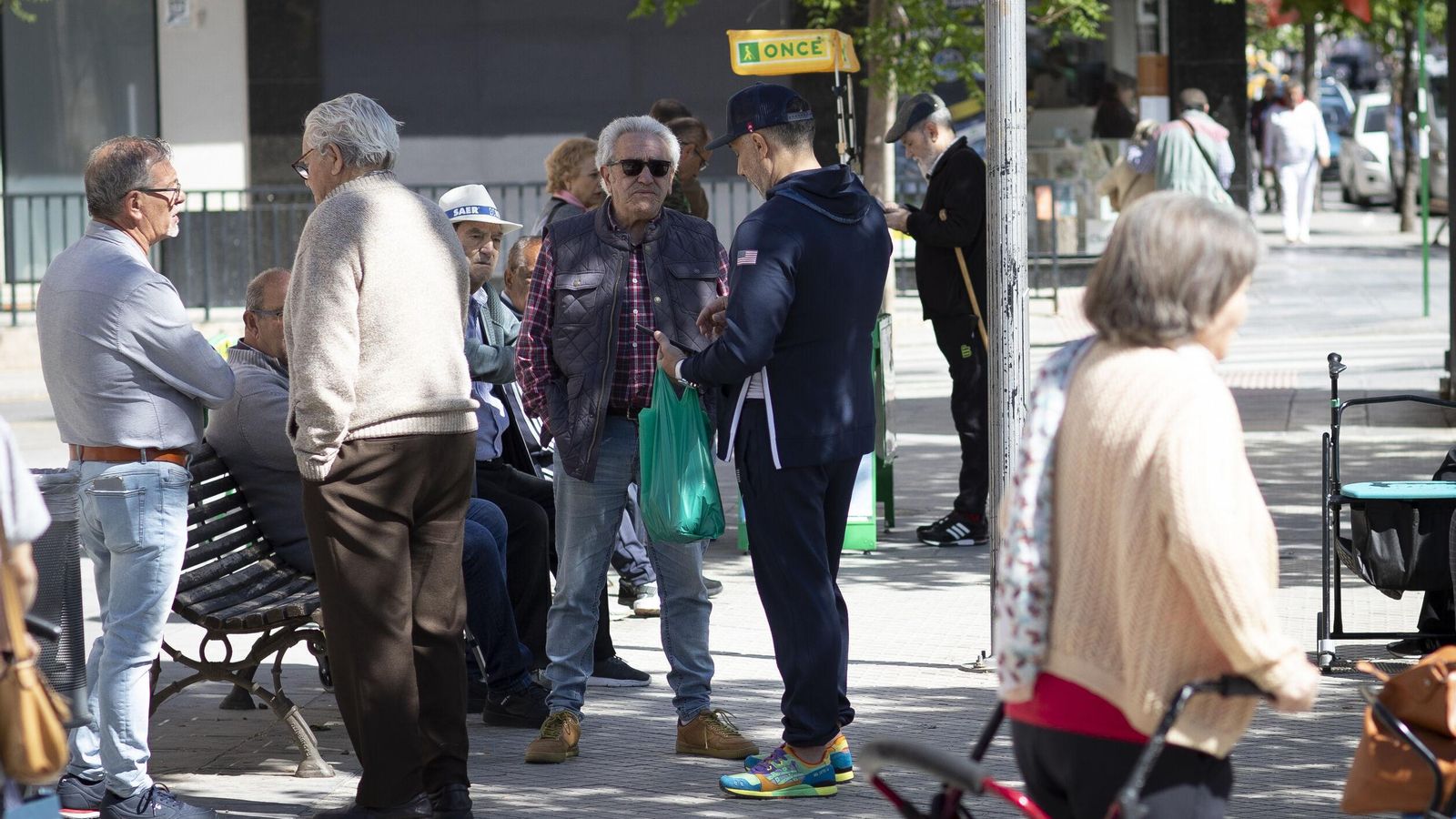 Vecinos en la plaza de las columnas.