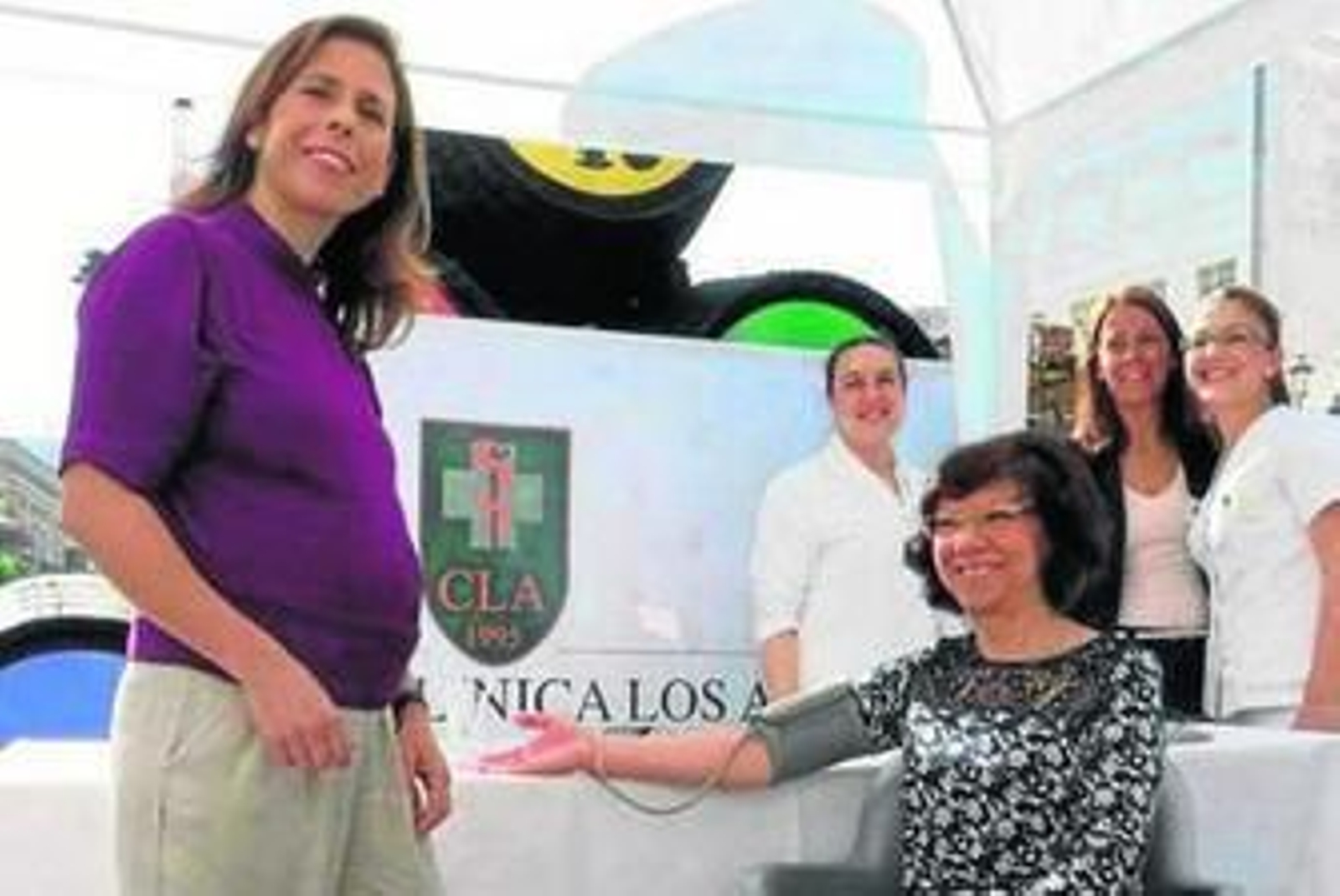 Carmen Collado se toma ayer la tensión en la mesa informativa.