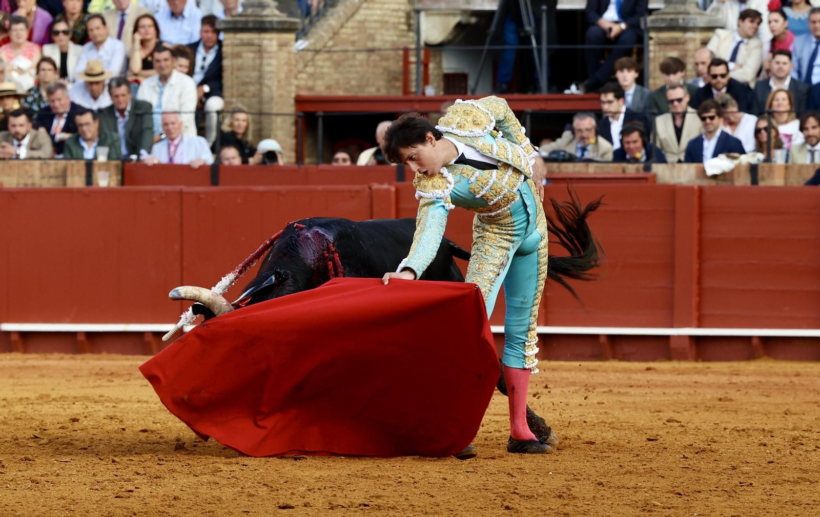 Roca Rey ante uno de sus toros