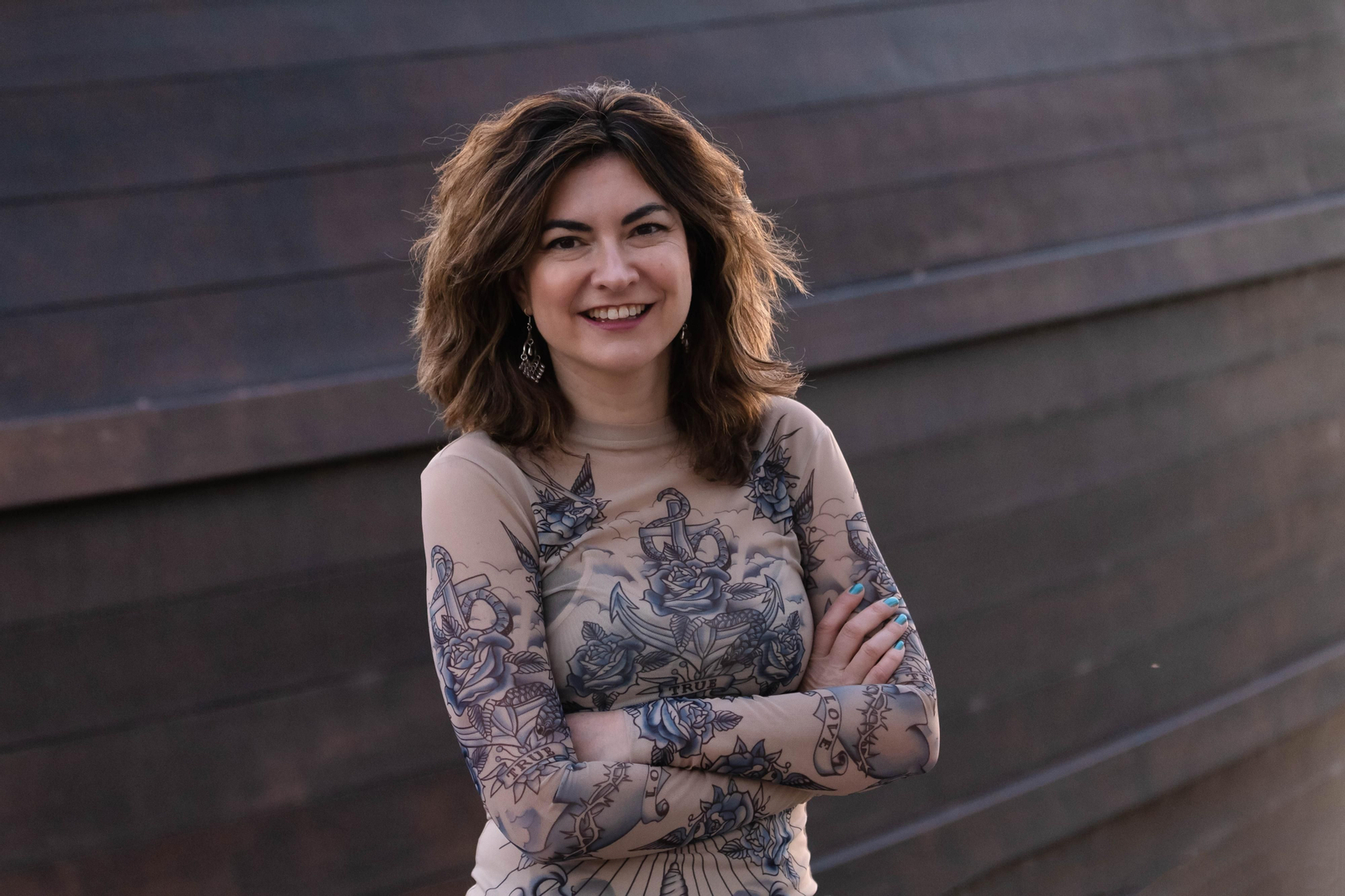 Susana Martín Gijón posa delante de una réplica de un galeón español del siglo XVI.