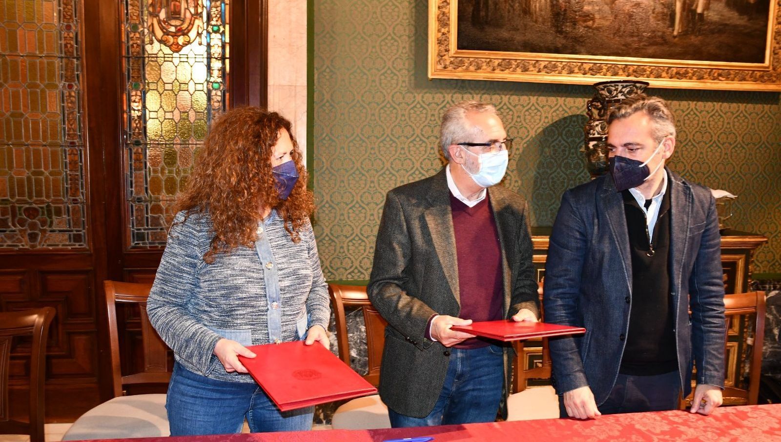 La delegada del Patrimonio, Carmen Fuentes; el delegado de Hábitat Urbano y Cohesión Social, Juan Manuel Flores, y el gerente de Emvisesa, Felipe Castro.