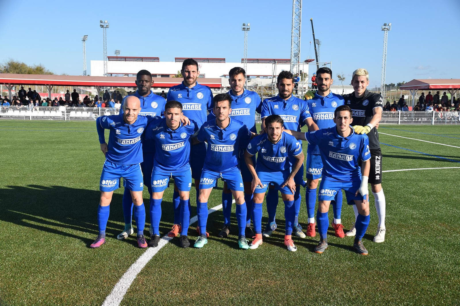 Alineación del XDFC: arriba, de izquierda a derecha, Jojo, Rojas, Rodri, Joaqui, Adri Rodríguez y Juan Flere; abajo, Casares, Padilla, Bello, Heredia y Marcelo.