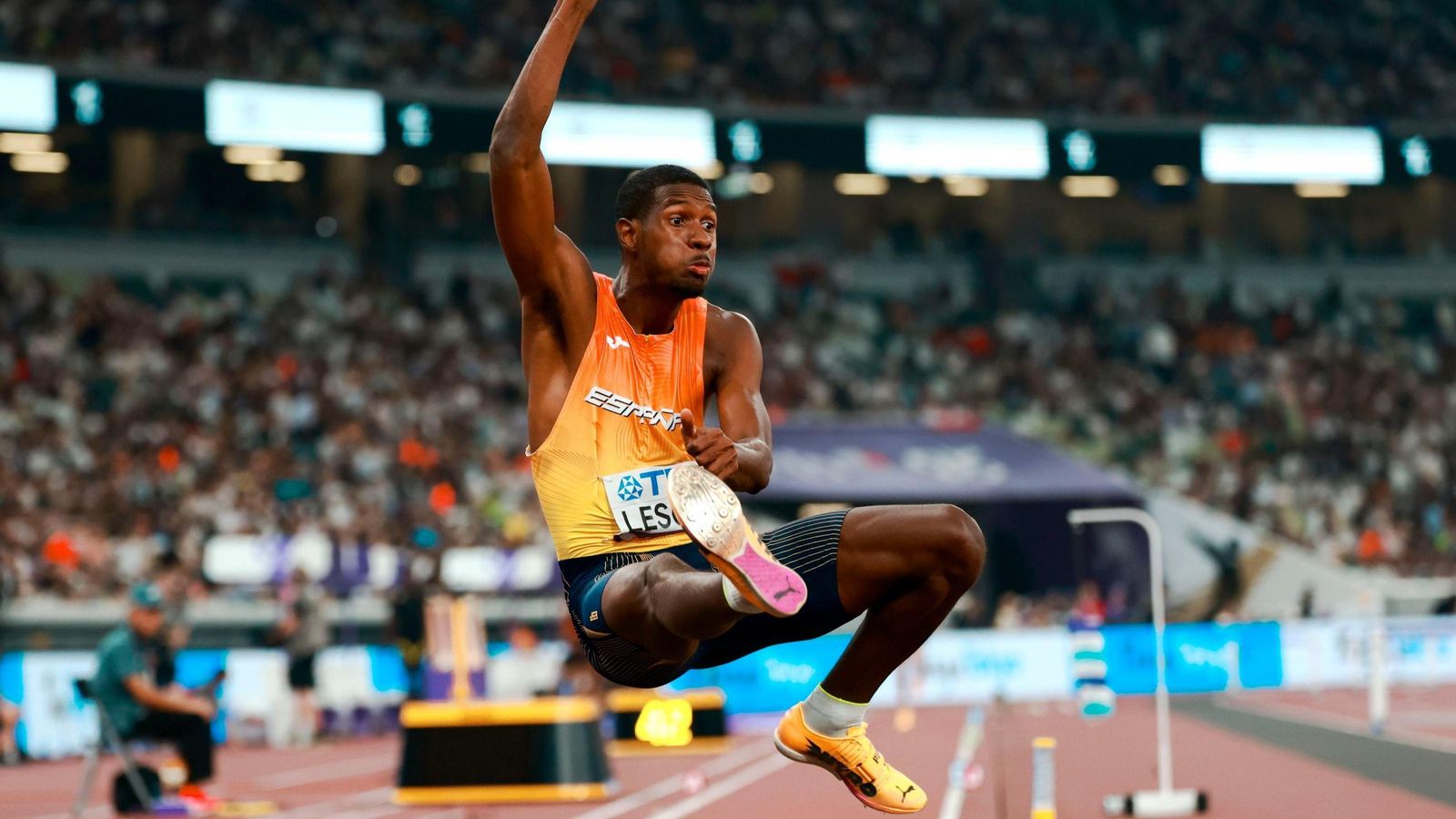 Lester Lescay en uno de los saltos de la prueba de hoy