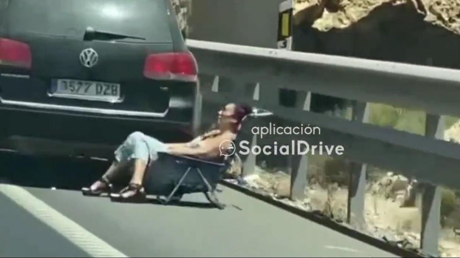 Una conductora tomando el sol en plena autovía mientras esperaba a la grúa