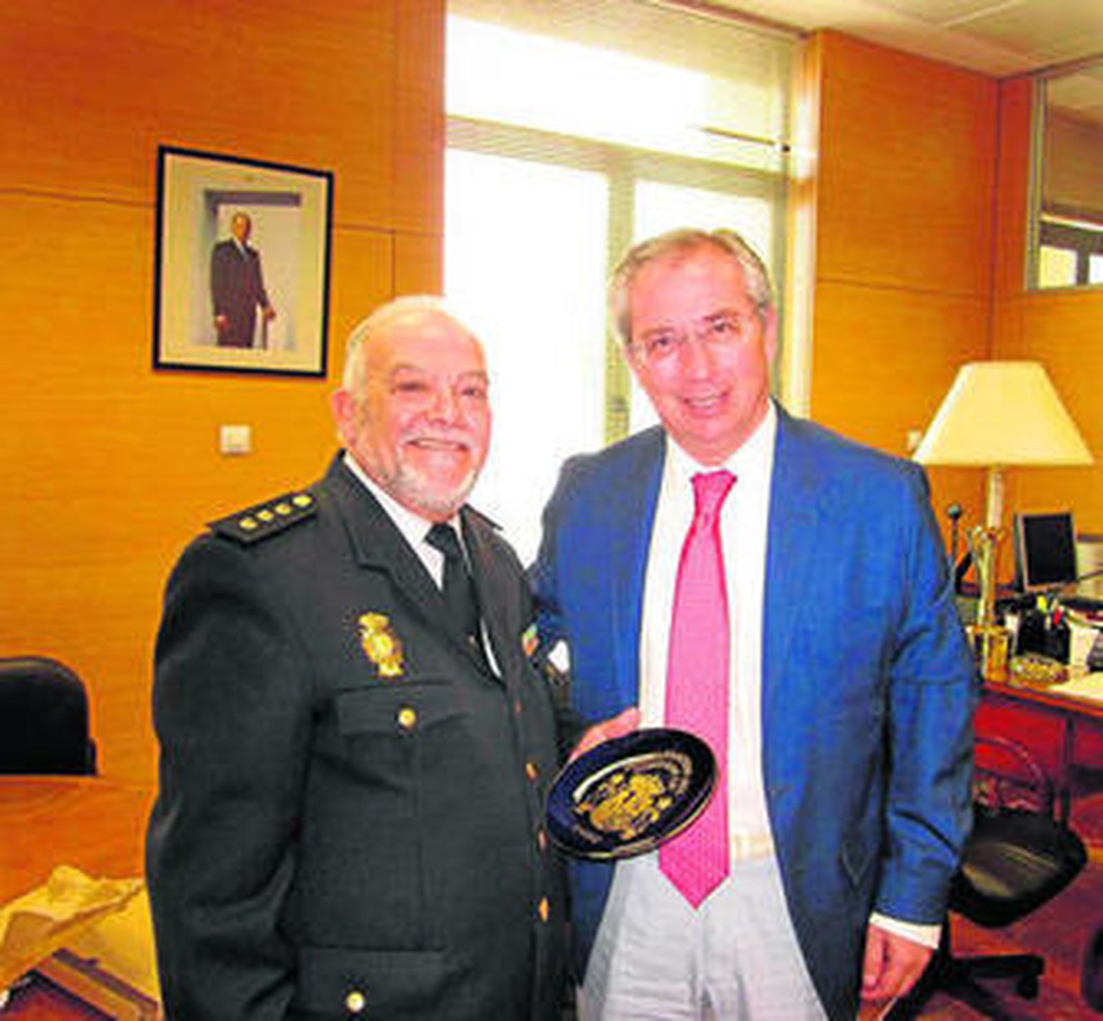 Javier de Torre y Ángel Lozano, ayer, en la Subdelegación del Gobierno en Cádiz.