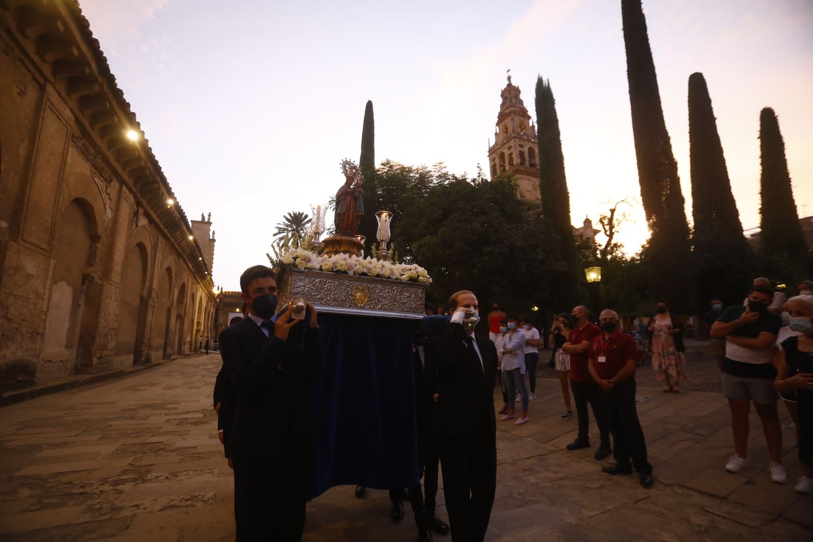 El vía lucis con la Virgen de la Fuensanta en el Patio de los Naranjos, en imágenes