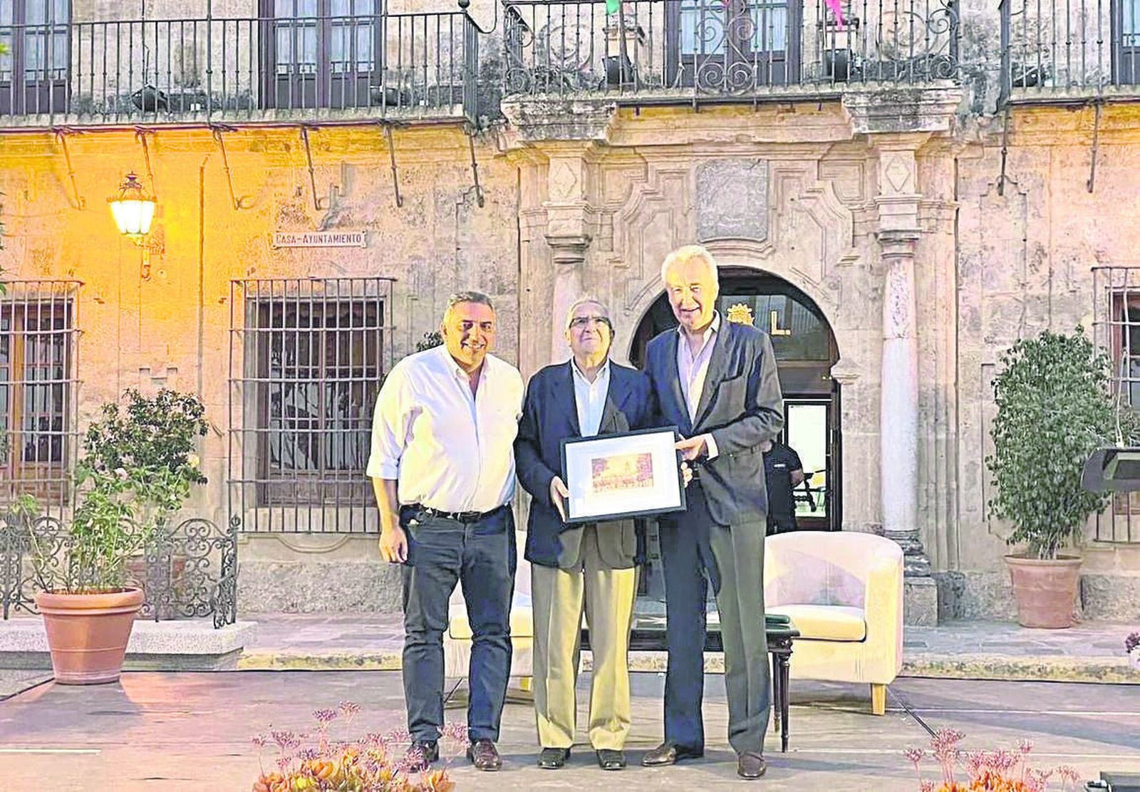 Rogelio Reyes, entre Pablo Gutiérrez Alviz y Miguel Ángel Nogales, delegado de Cultura de Lora del Río.
