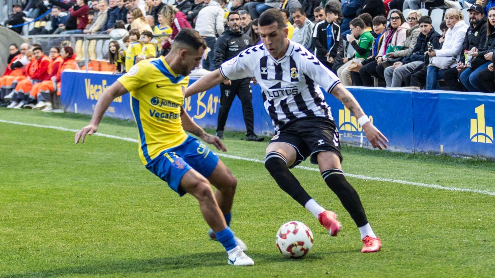 Adri Carrasco encara al linense Loren