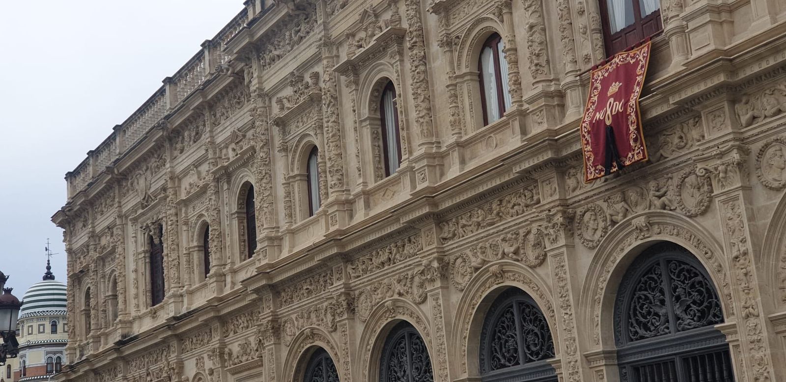 Los balcones del Ayuntamiento con un repostero con crespón negro