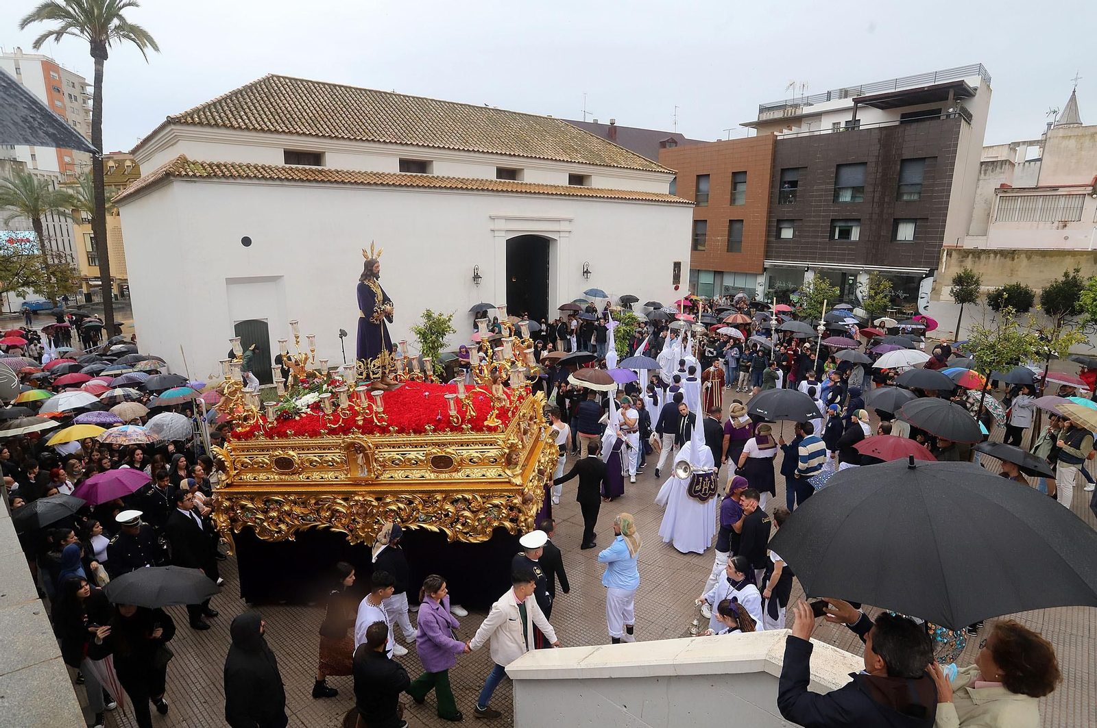 Imágenes de la procesión del Cautivo  bajo la lluvia en Huelva