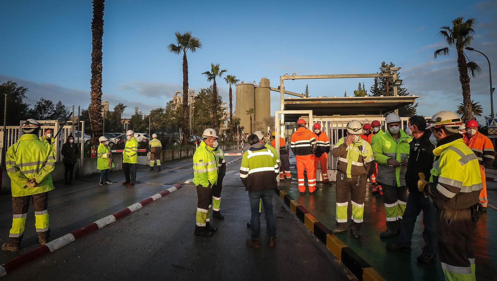 Trabajadores de la cementera Holcim se concentran en la entrada de la planta de Jerez