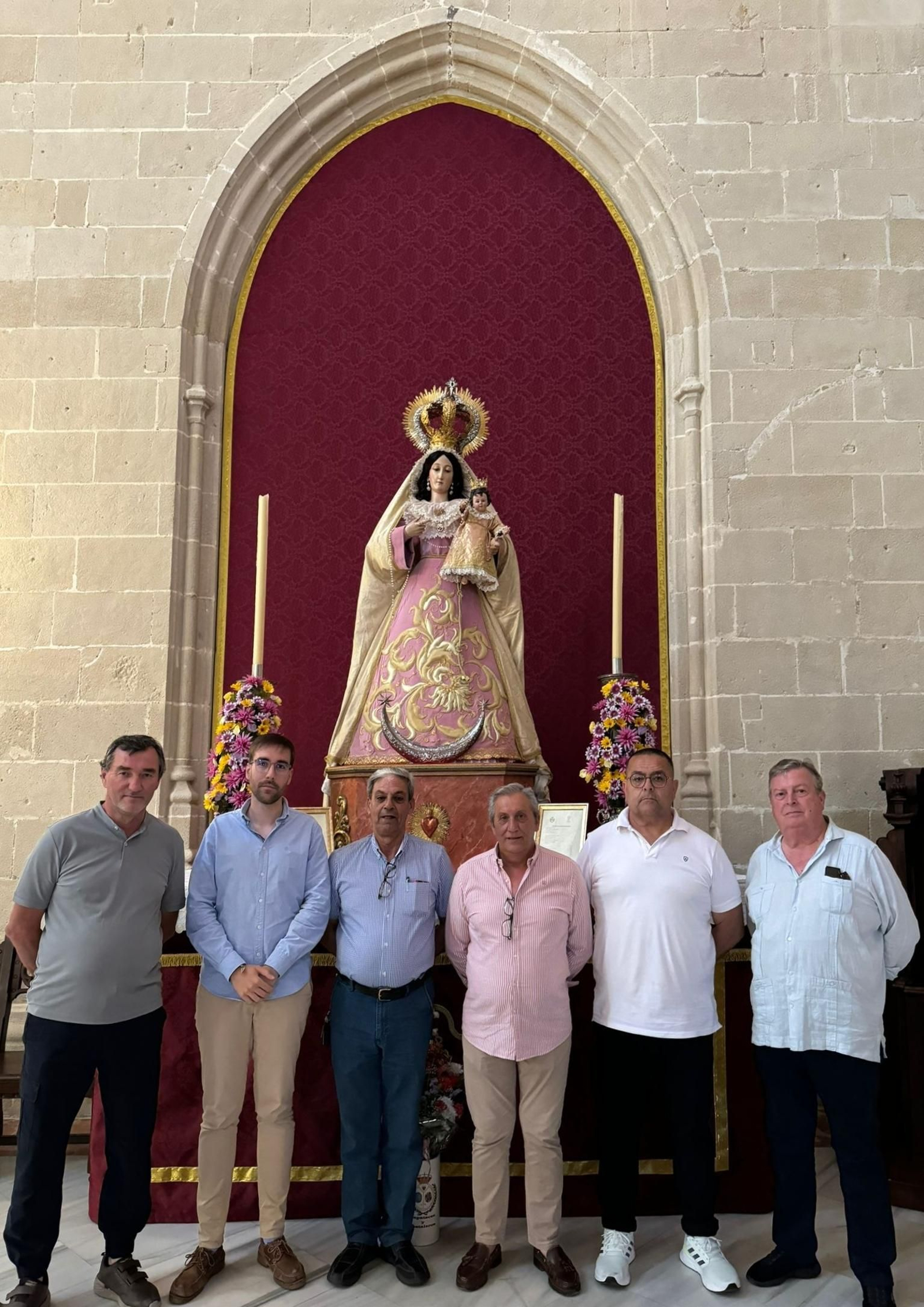 Miembros de la hermandad, con representantes de la banda.