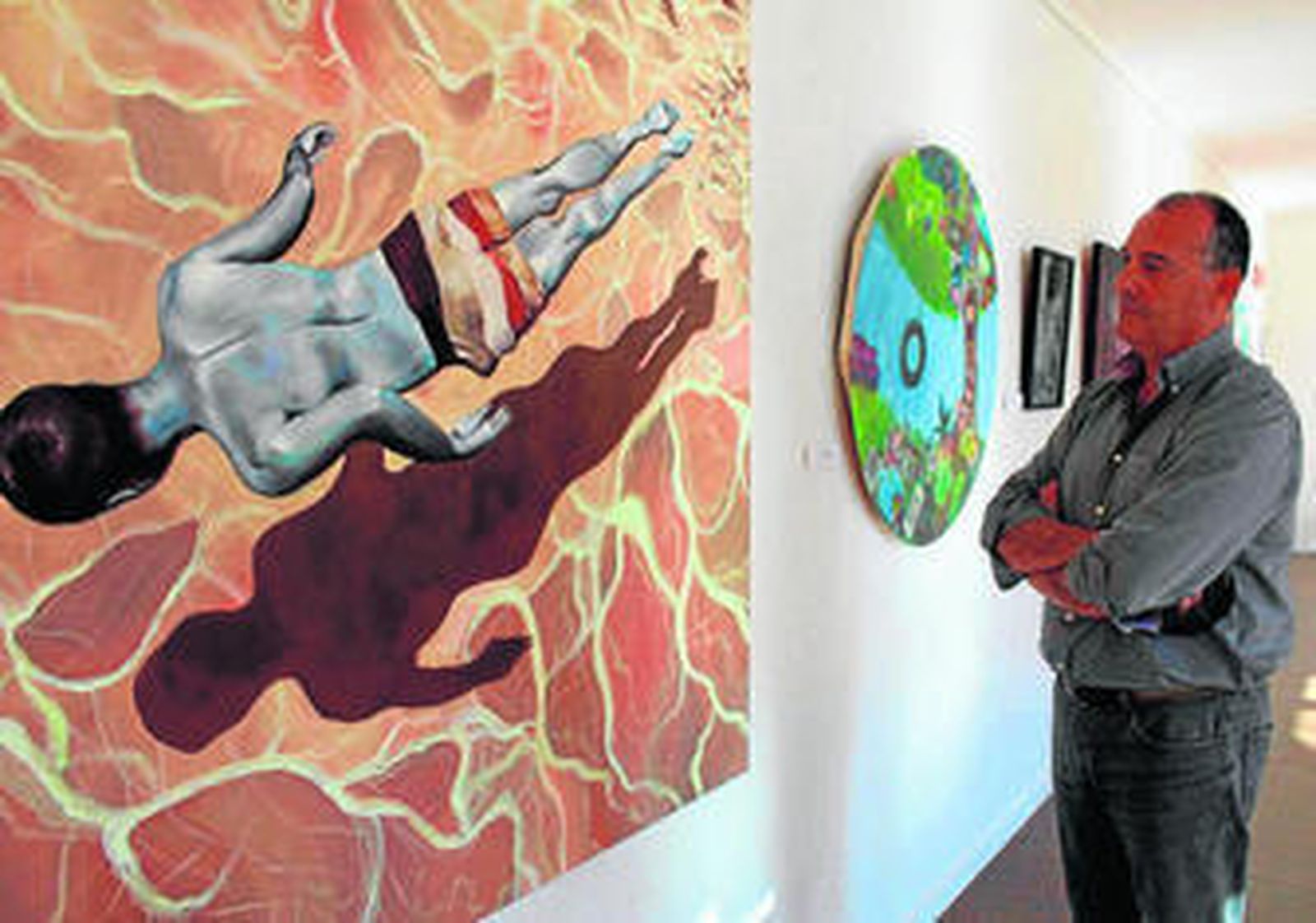 Un visitante observa la obra premiada en la categoría de Bellas Artes, 'El ortopédico del tártaro'.