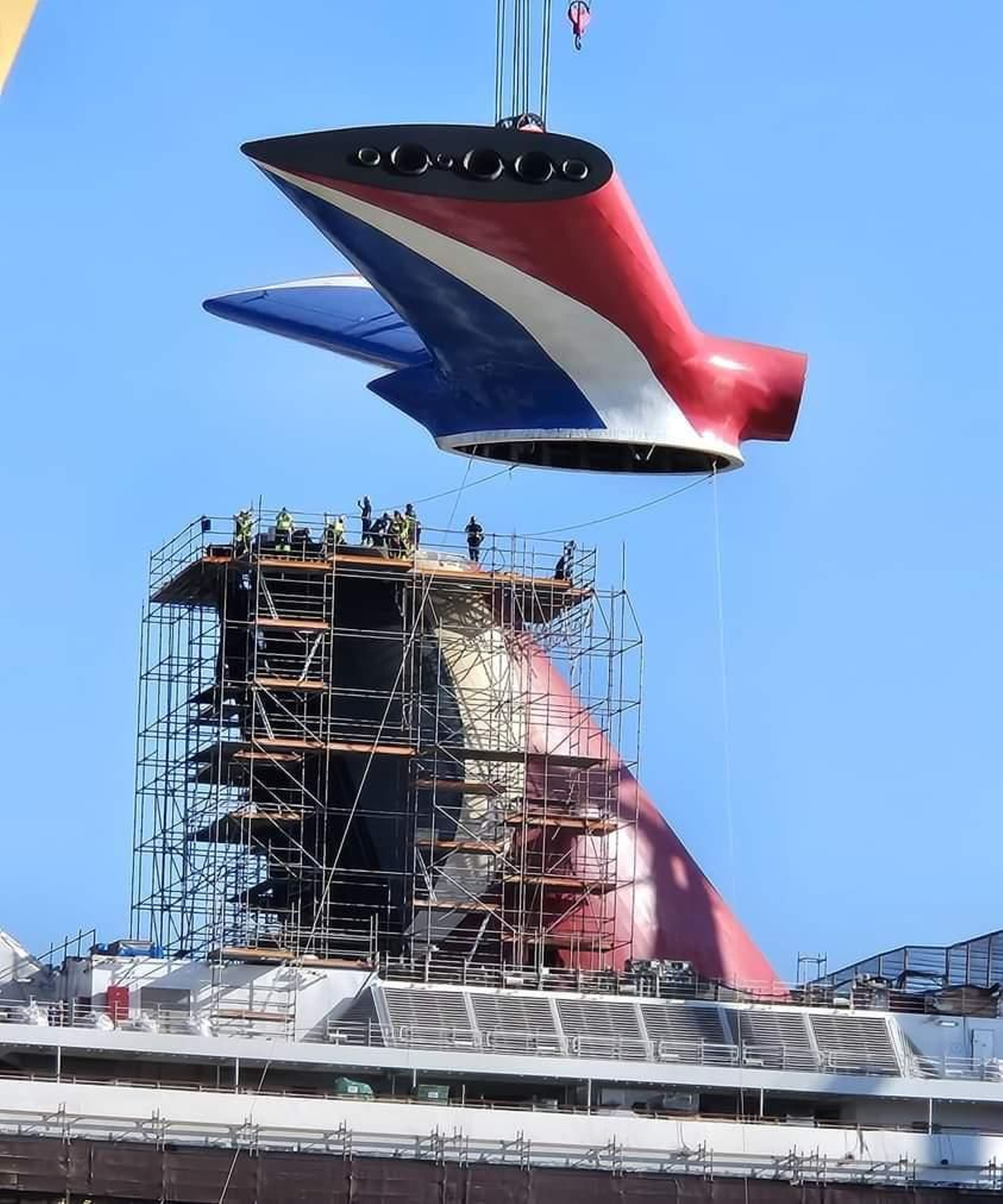 Izado y colocación de la cola de ballena de la chimenea del Carnival Freedom en el astillero de Navantia de Cádiz Izado y colocación de la cola de ballena de la chimenea del Carnival Freedom en el astillero de Navantia de Cádiz