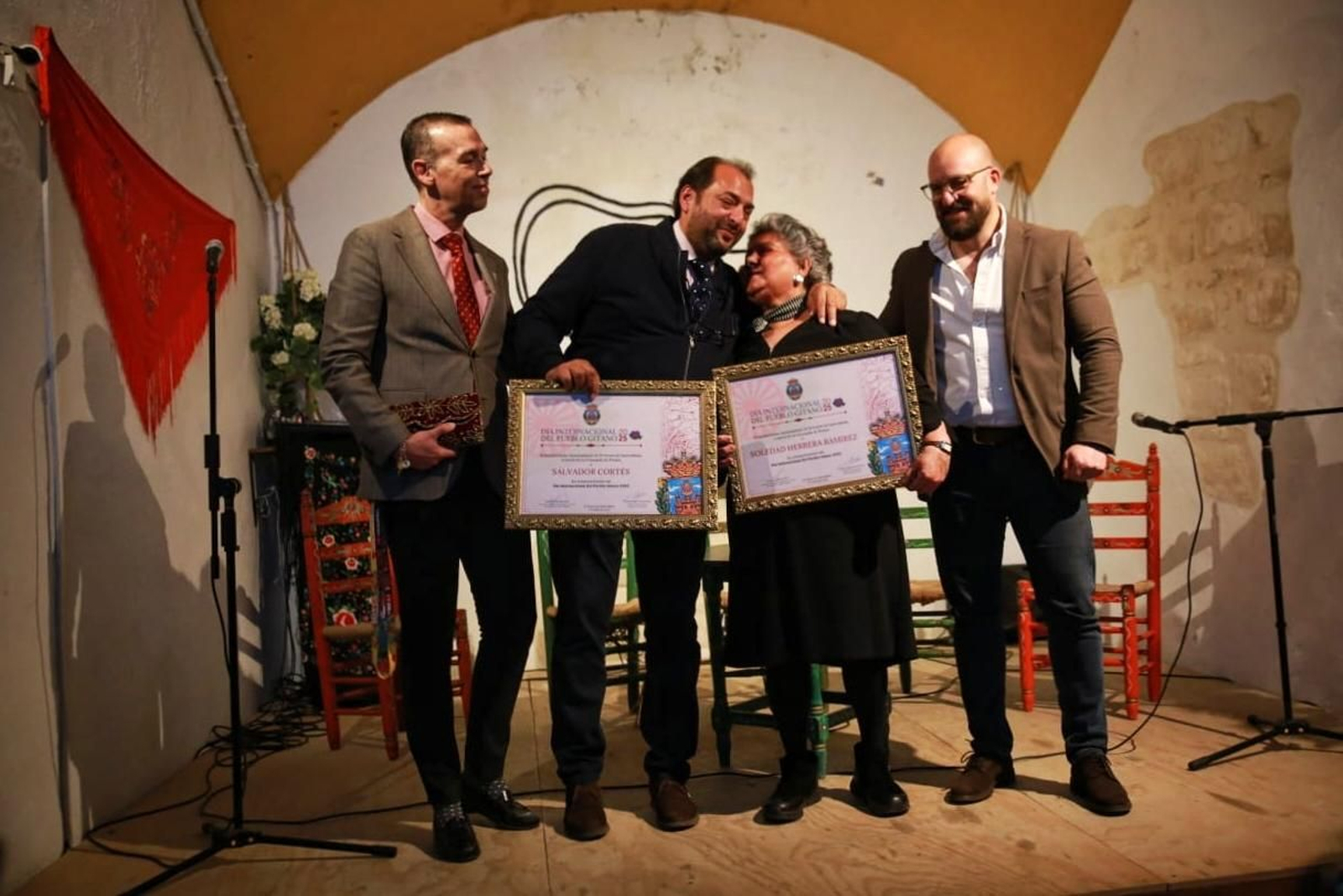 Los homenajeados, con el alcalde y el concejal de Fiestas.