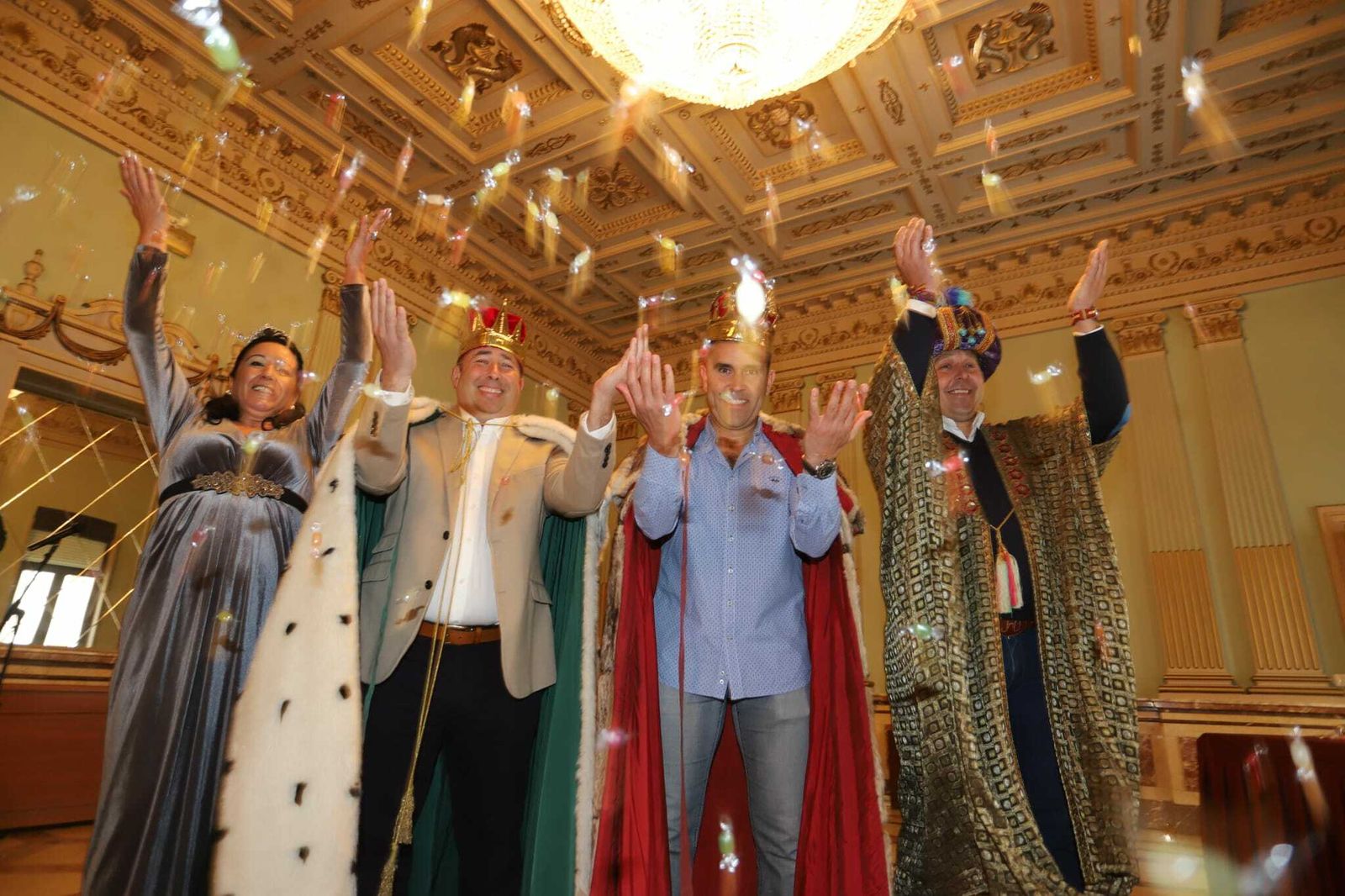 Los Reyes Magos y a la Estrella de la Ilusión lanzan caramelos.