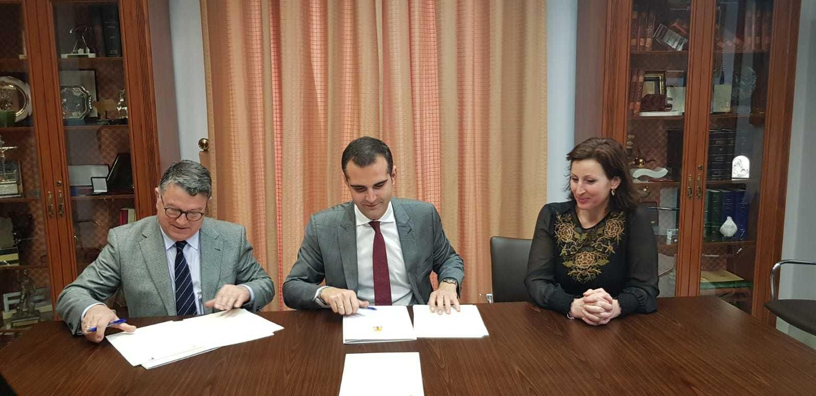 El presidente de Eticom-Clúster, el alcalde de Almería y la concejala de Economía en la firma del convenio.