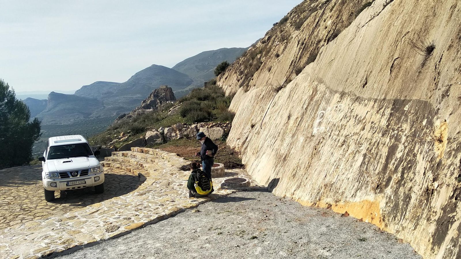Geólogos de la Universidad de Granada, junto a un plano de falla en Sierra Elvira.
