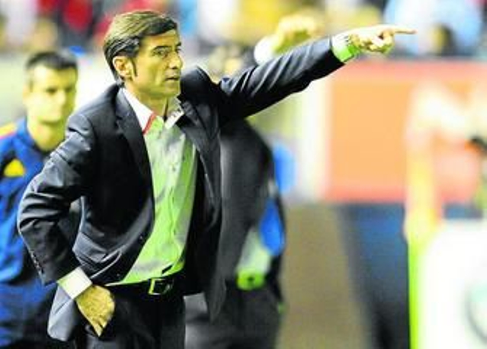 Marcelino realiza indicaciones a sus jugadores durante el choque ante Osasuna.