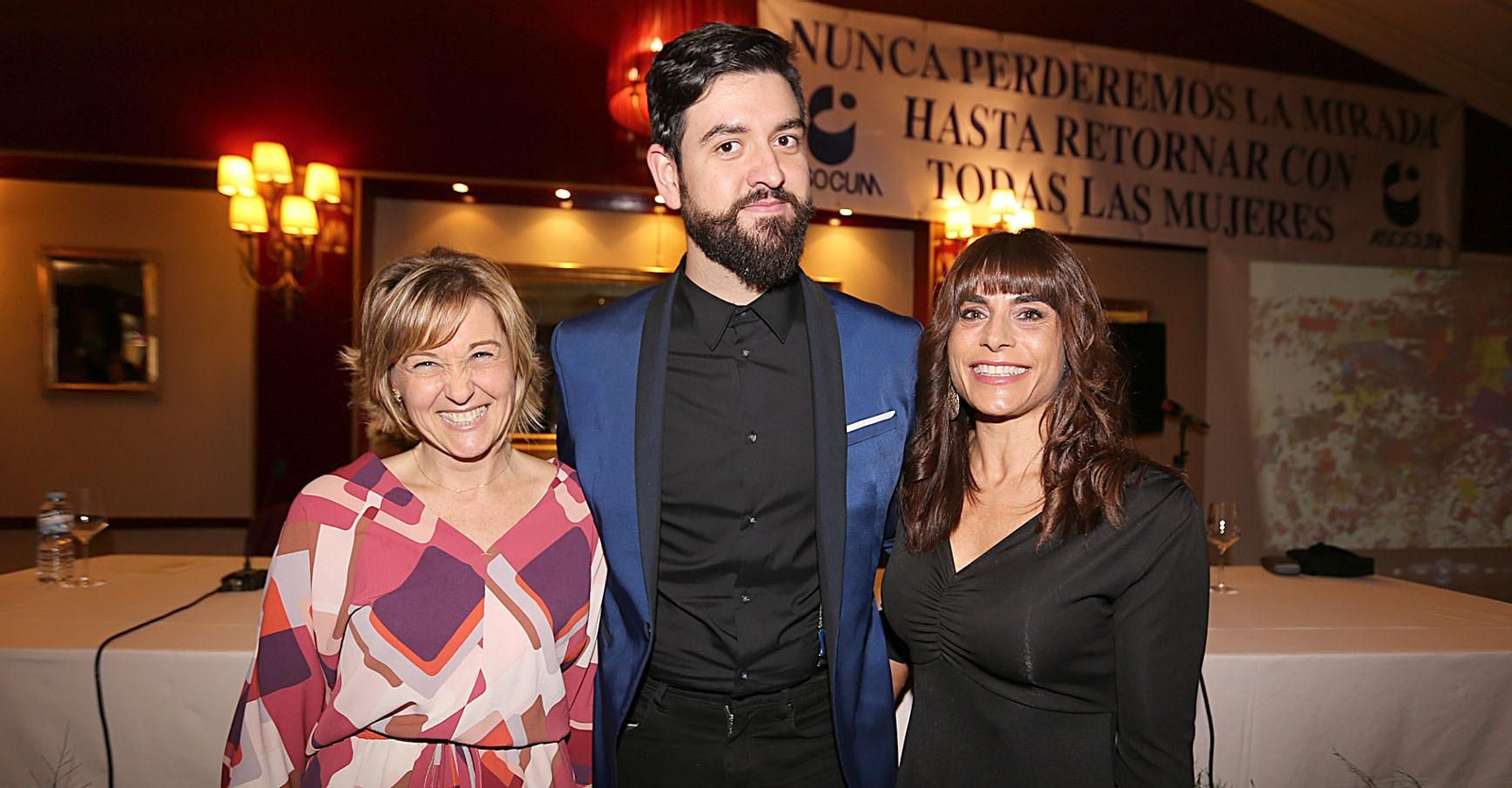 Manu Sánchez con Ana Bertón y Lucía Guerra antes del comienzo del acto celebrado en el Pico de Oro.