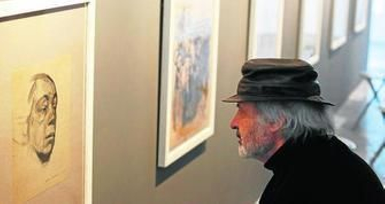 Jorge Rando observa uno de los dibujos de Käthe Kollwitz, ayer, en su museo.