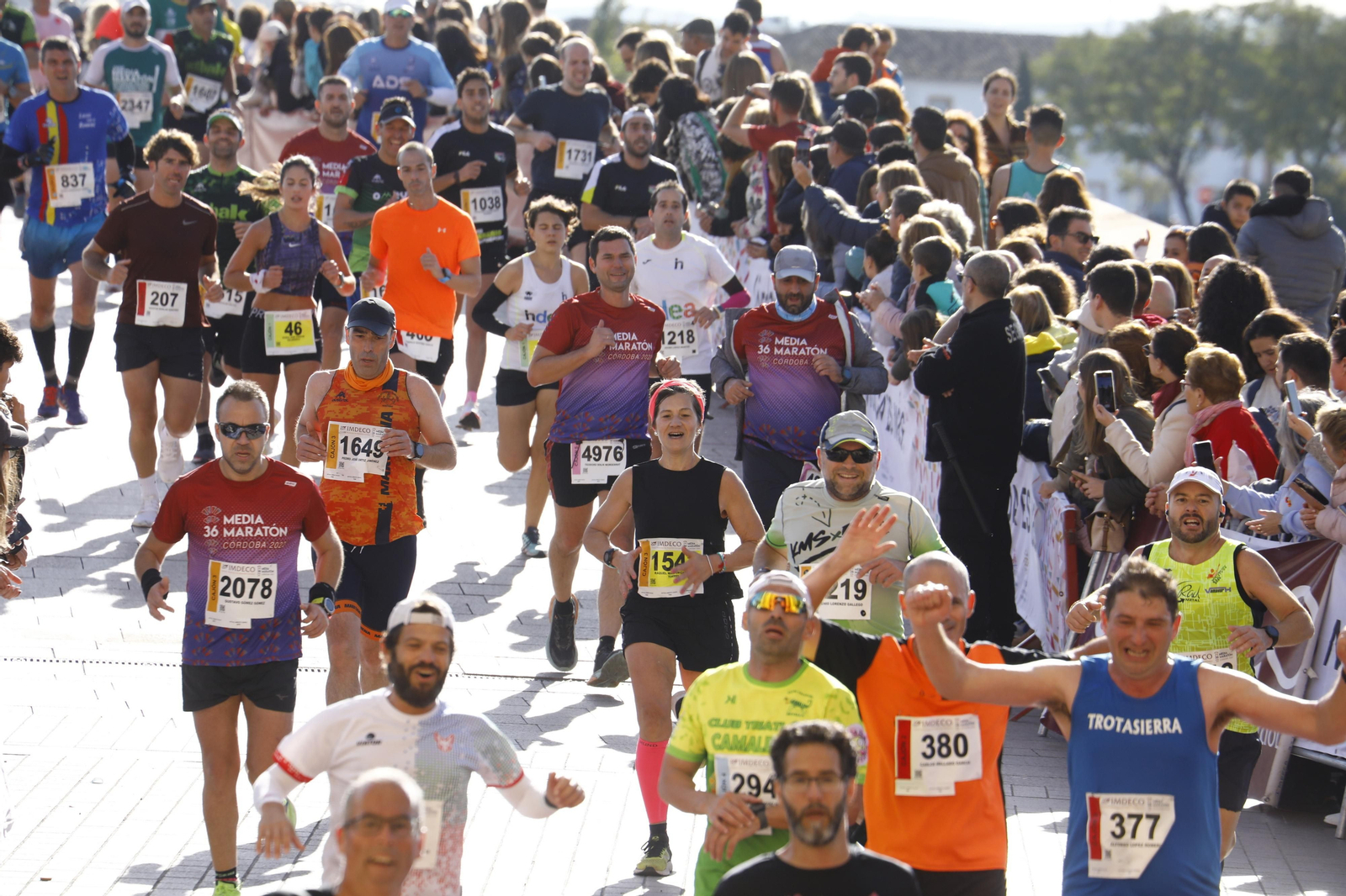 La gloria de cruzar la Puerta del Puente: imágenes de la meta de la 36 Media Maratón de Córdoba