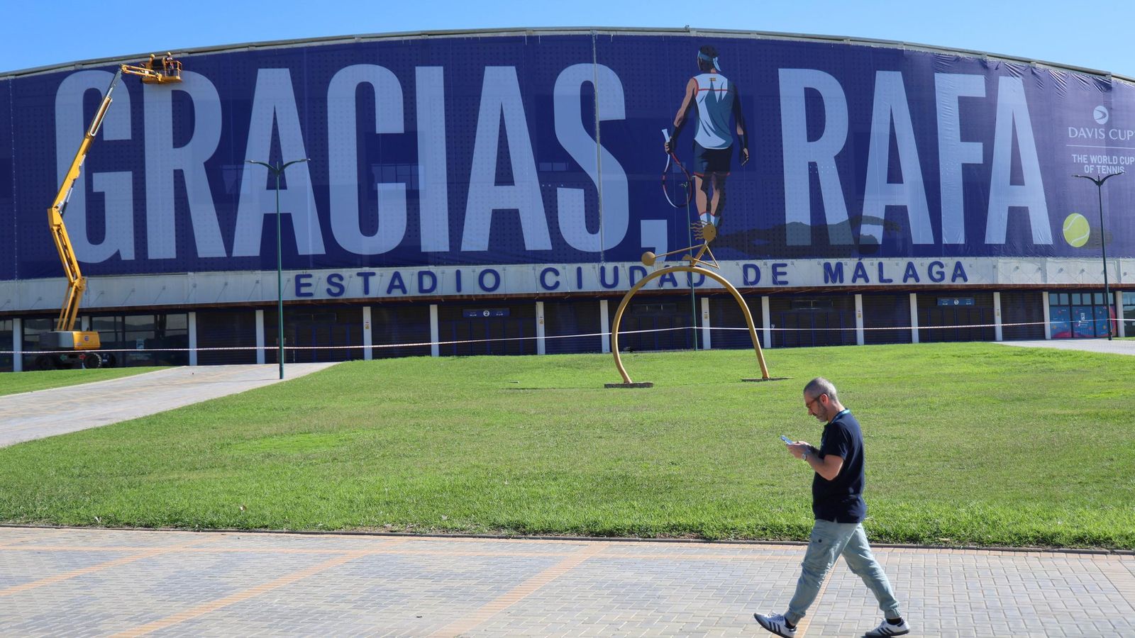 La pancarta de homenaje a Rafa Nadal en el Ciudad de Málaga, en imágenes