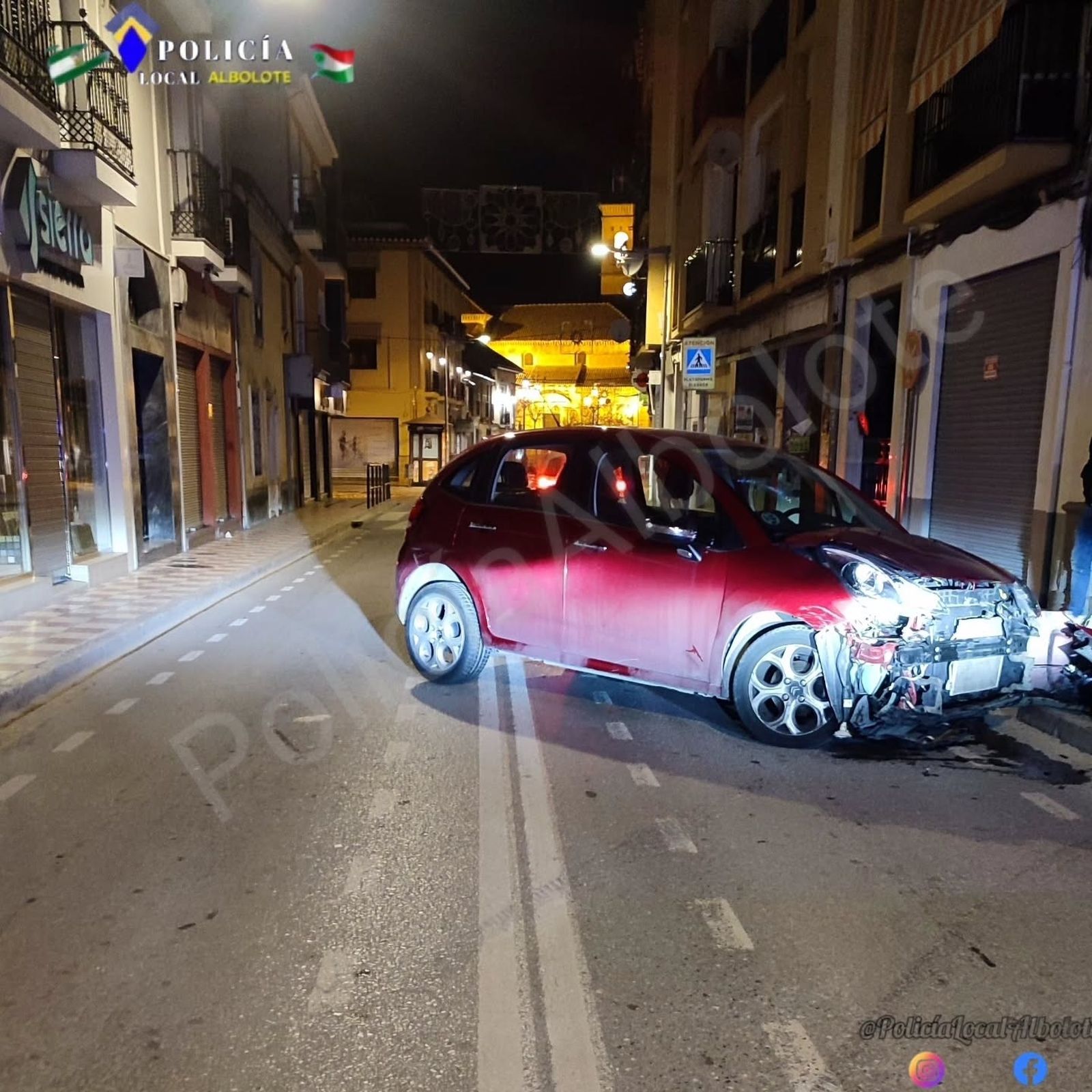 Estado del vehículo tras chocar contra la vivienda.