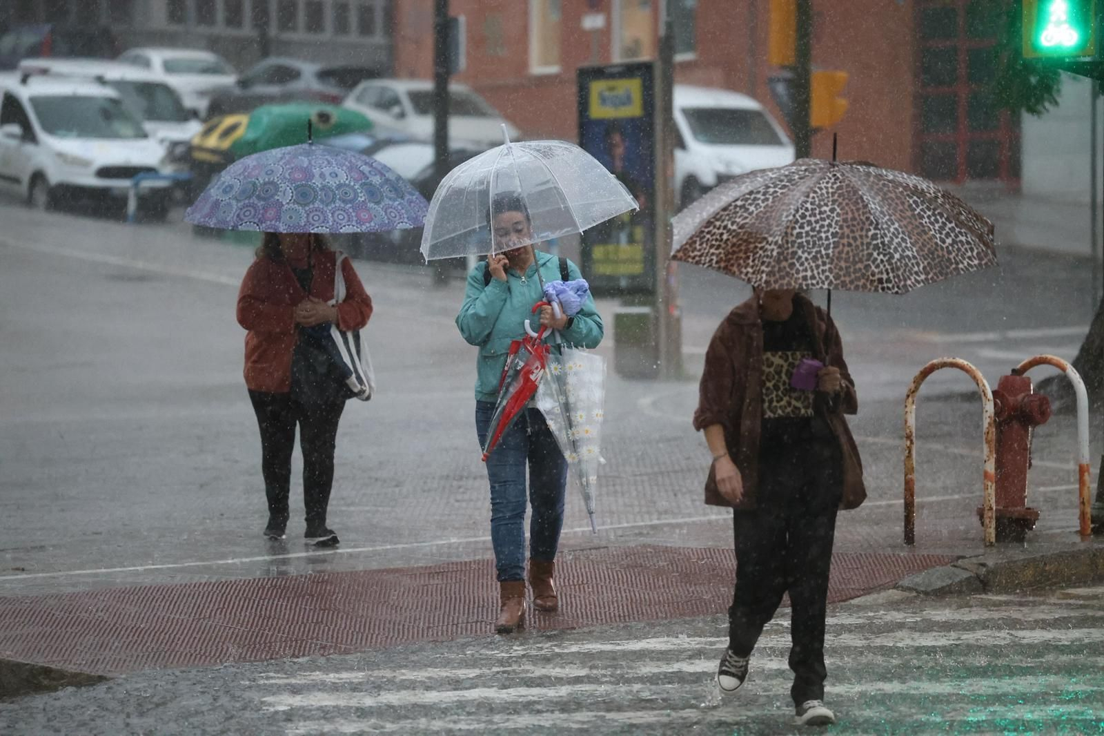 Las mejores imágenes del paso del fuerte temporal de lluvias, tormenta y rachas de viento por Huelva capital este miércoles