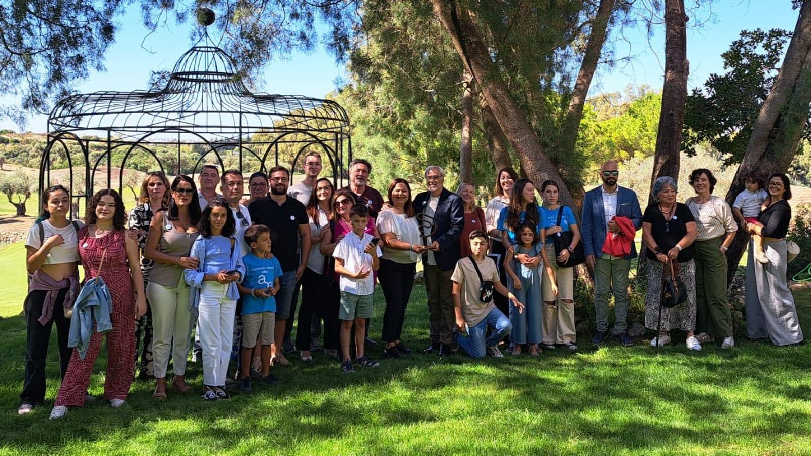 Familiares de la Asociación Dislexia Cádiz, con Juan Miguel Villegas 'Gueli', de la chirigota de los Villegas, en Montecastillo tras la entrega de premios.