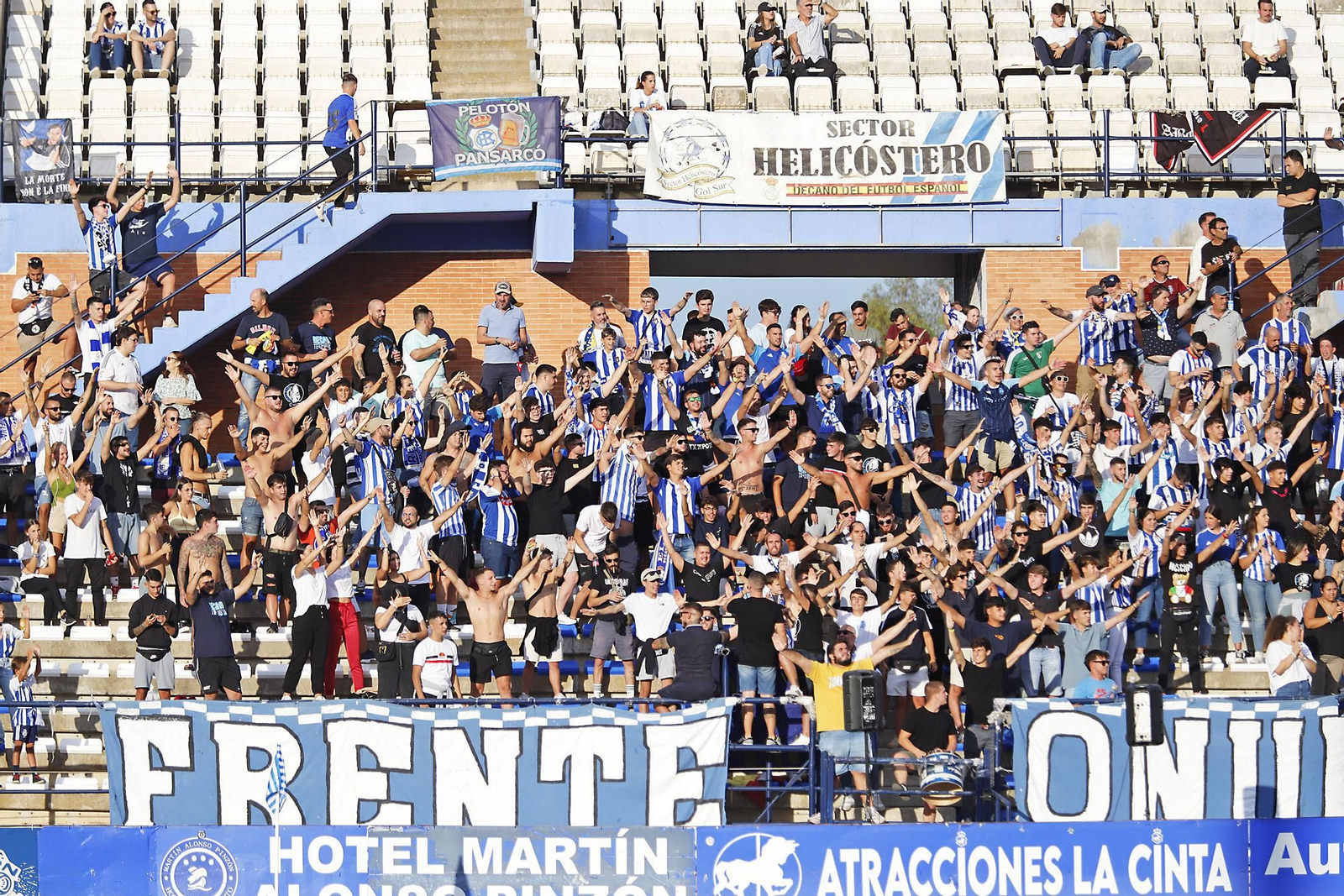 Imágenes del ambiente en el Recreativo de Huelva y Antequera CF