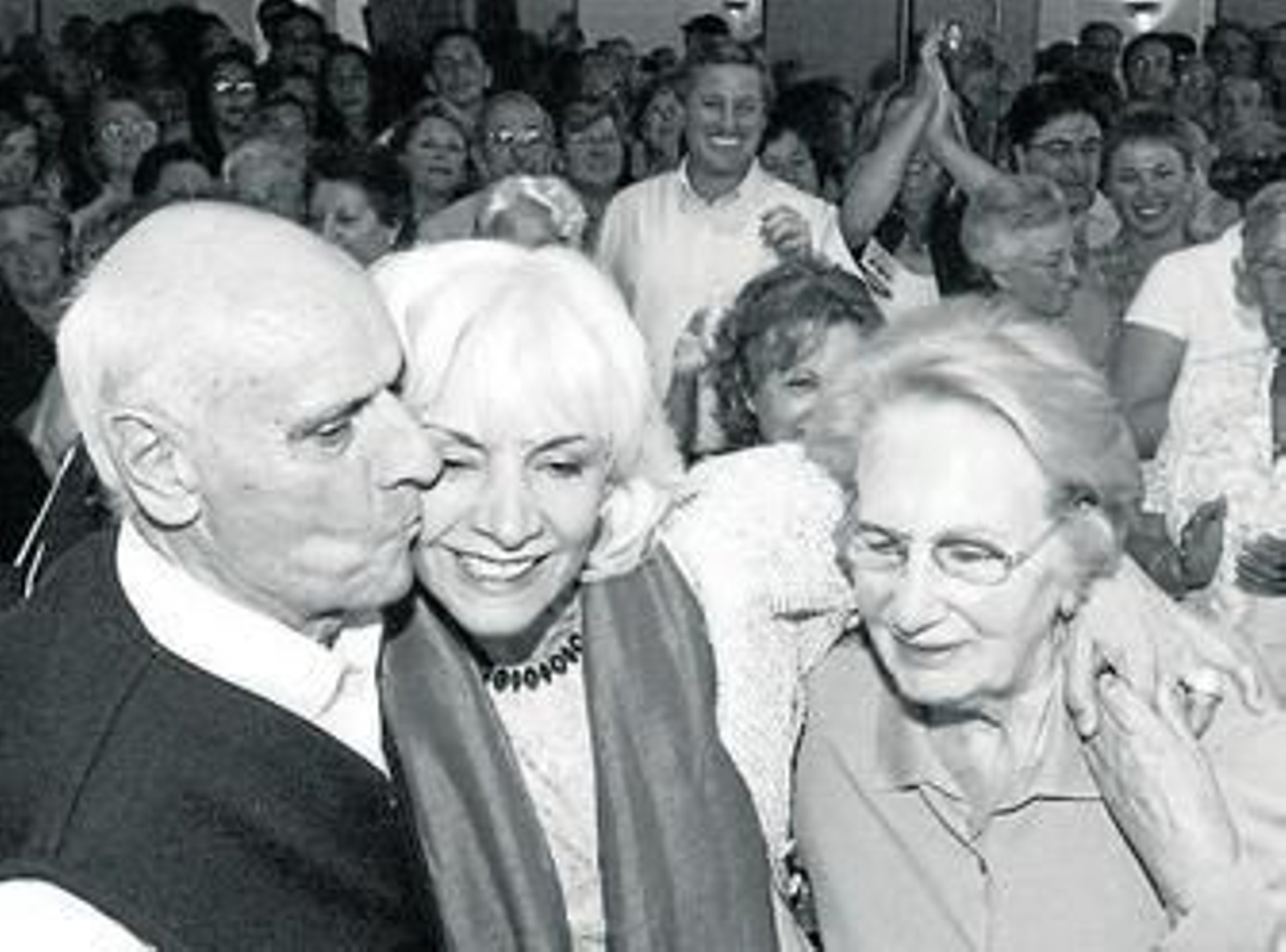 José Luis Martínez besa a su hija en presencia de su esposa en 2003.