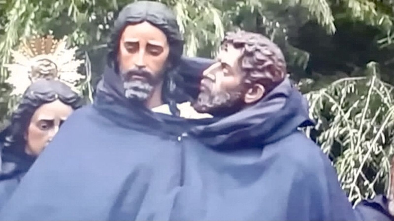 El Señor de la Redención y Judas, protegidos con el mismo impermeable
