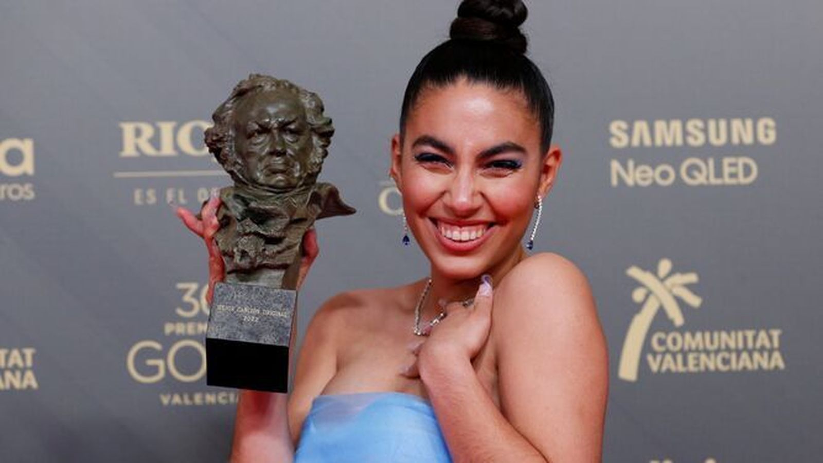 María José Llergo posando con su Goya en la última edición de la gran fiesta del cine español