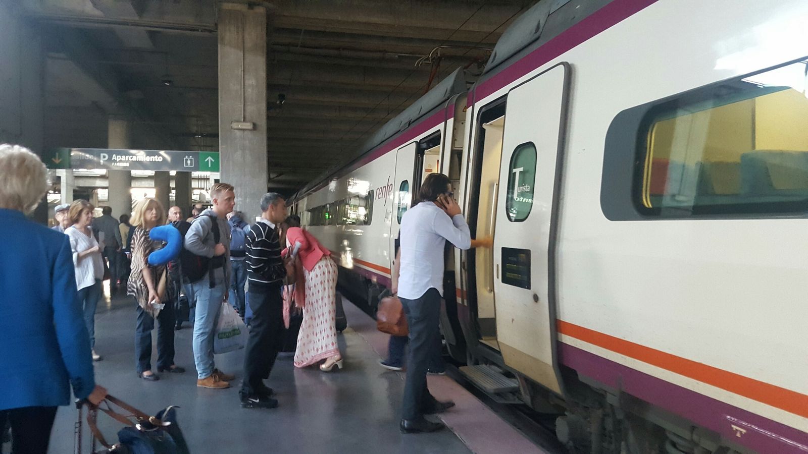 Pasajeros se disponen a subir al tren.