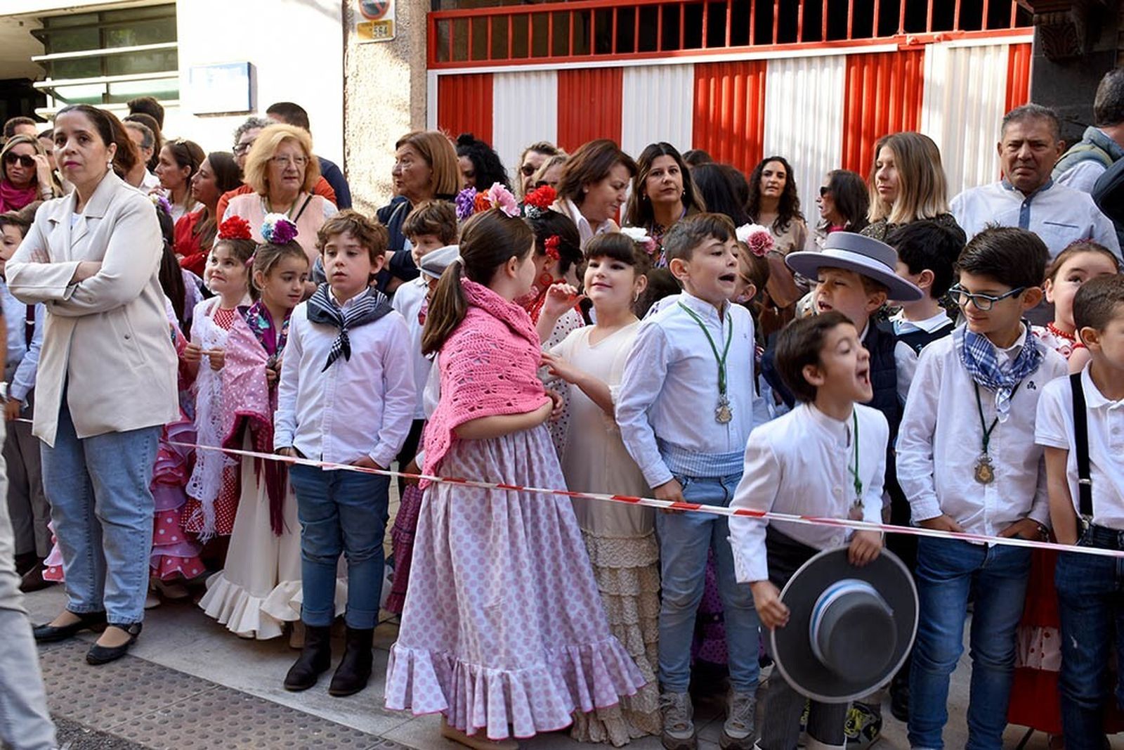 Imágenes de los peregrinos de la Hermandad de Emigrantes en su salida por las calles de Huelva
