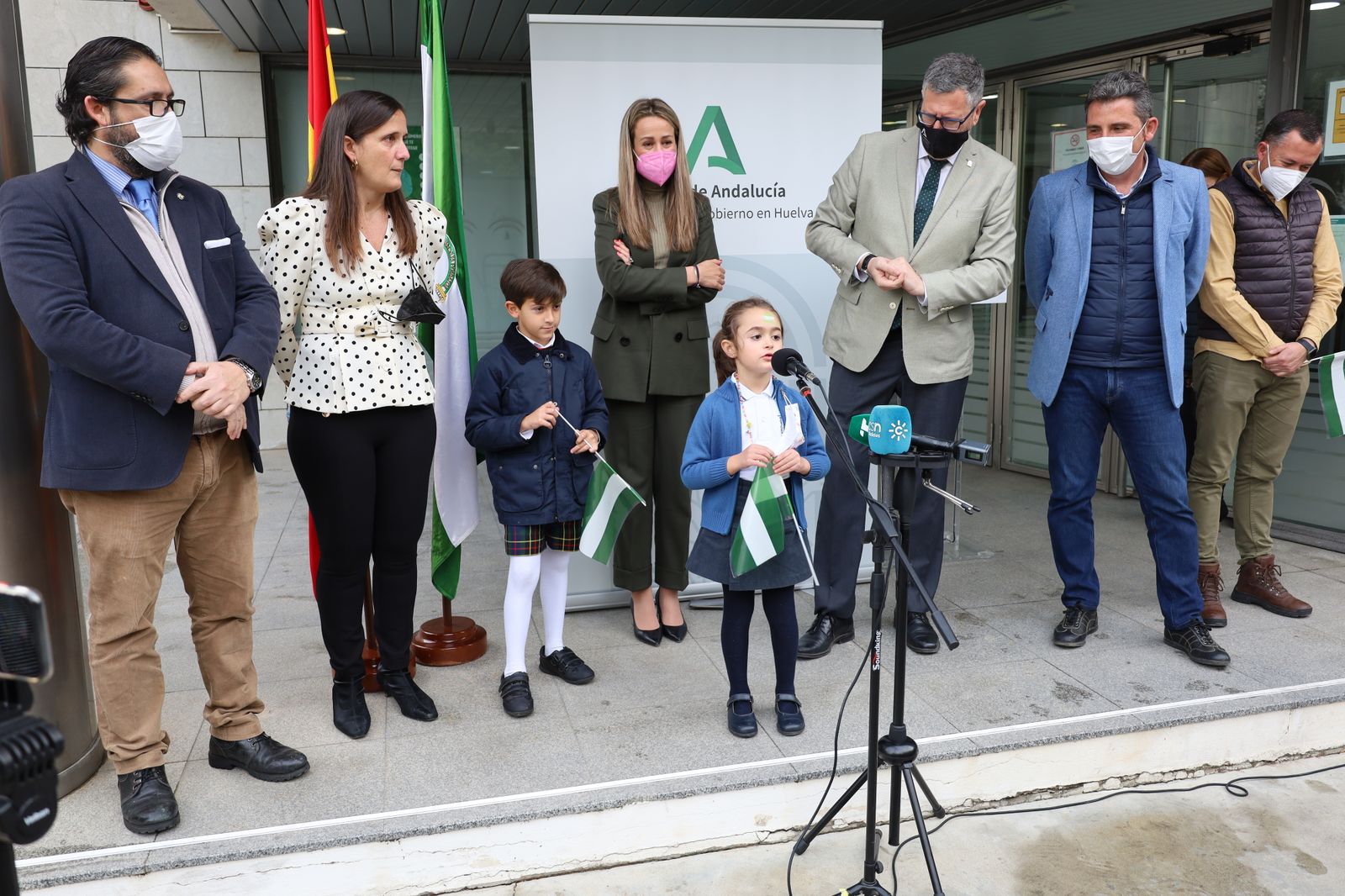 Alumnos del María Inmaculada cantan el Himno de Andalucía.