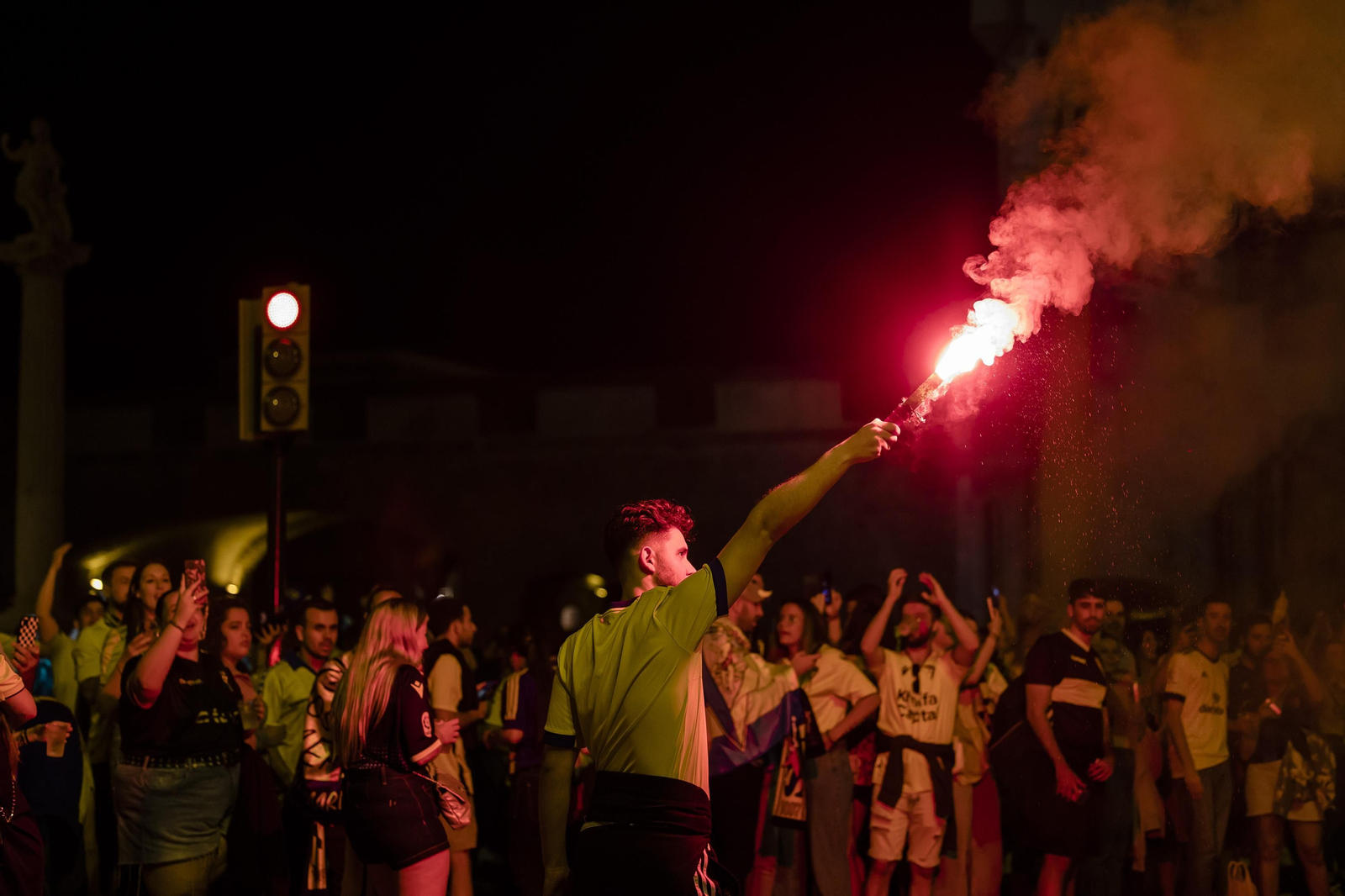 Las imágenes de la afición del Cádiz C.F. celebrando la permanencia en la fuente más cadista