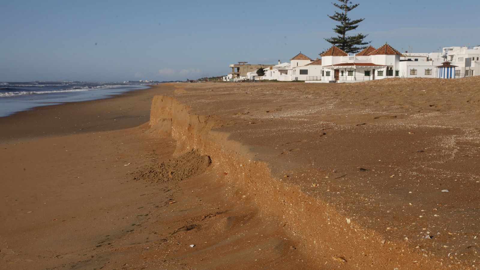 'Bocado' a la arena en la playa de La Antilla (Lepe) por el temporal Daniel (2019)