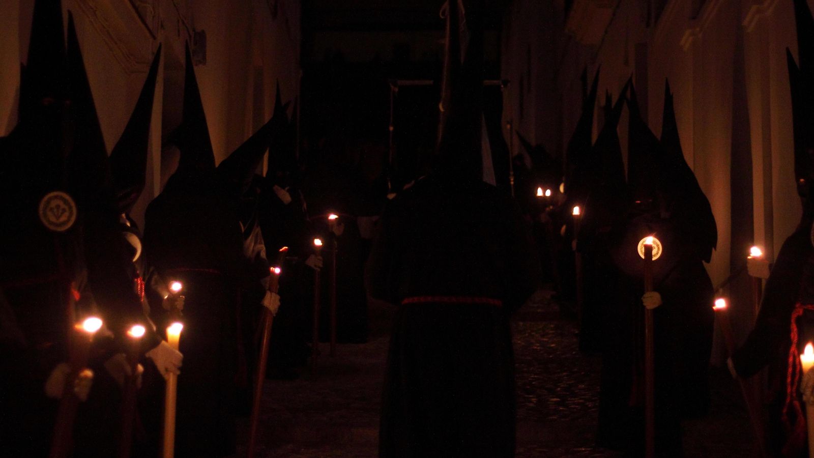 Las encaladas calles de Osuna, sólo iluminadas por los cirios de los nazarenos.
