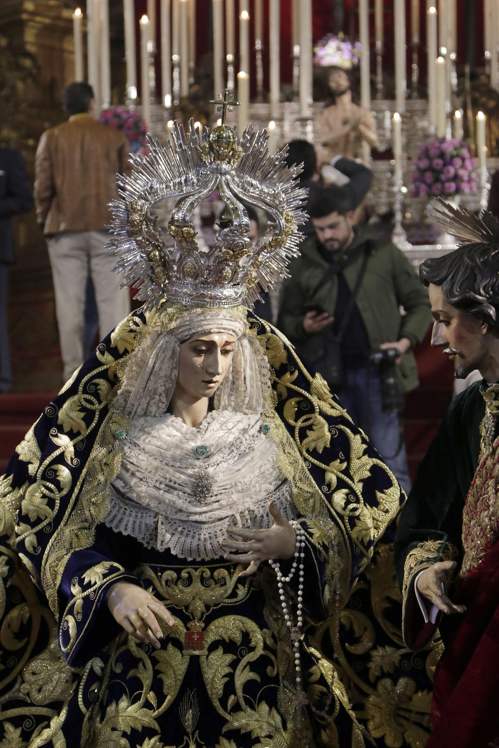 Momentos de los besamanos y besapies de este domingo de Pregón