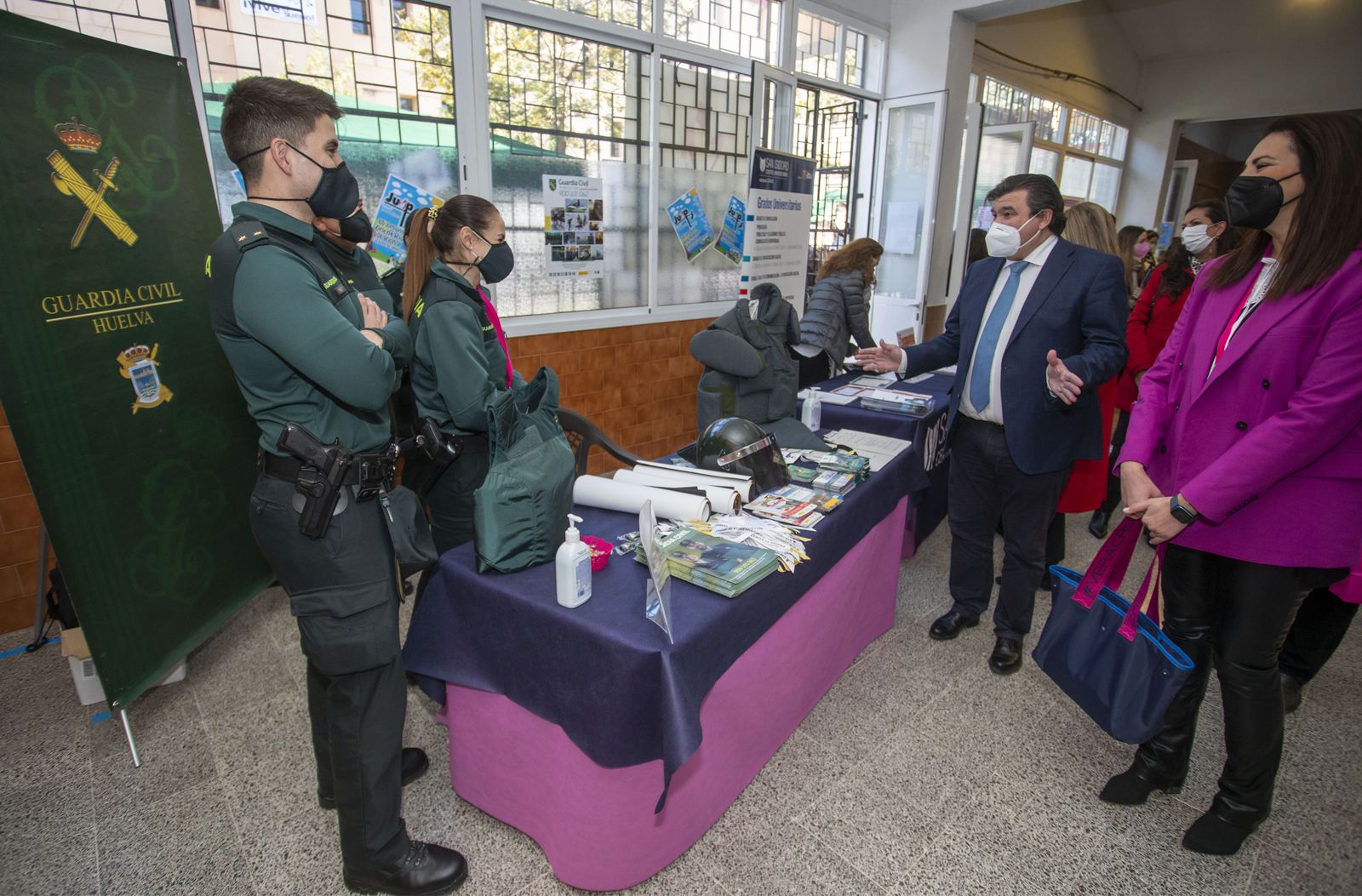 Gabriel Cruz y María Luisa Andivia en el estand de la Guardia Civil en el colegio Colón Maristas.