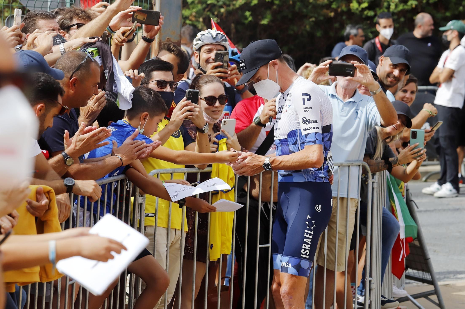 Gran ambiente en Aracena para ver la salida de la Vuelta Ciclista a España, en imágenes
