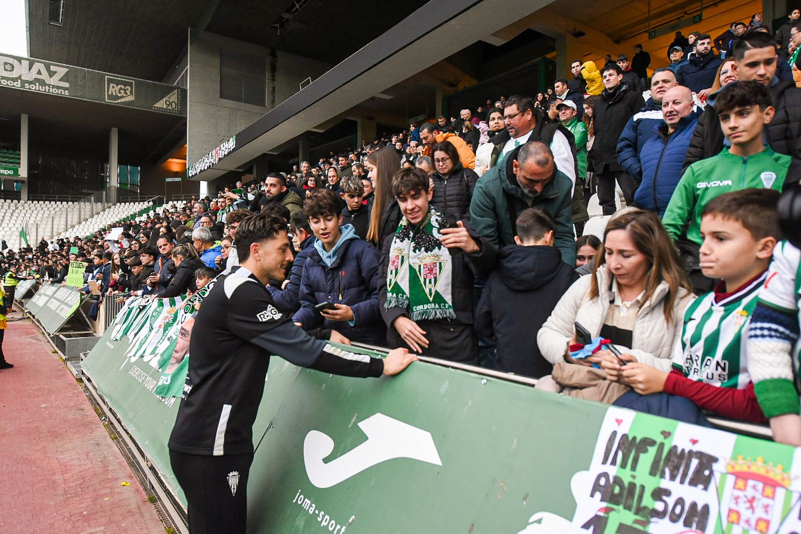 El Córdoba CF se deja querer por su afición en el Día de Año Nuevo: las fotos del entrenamiento de puertas abiertas