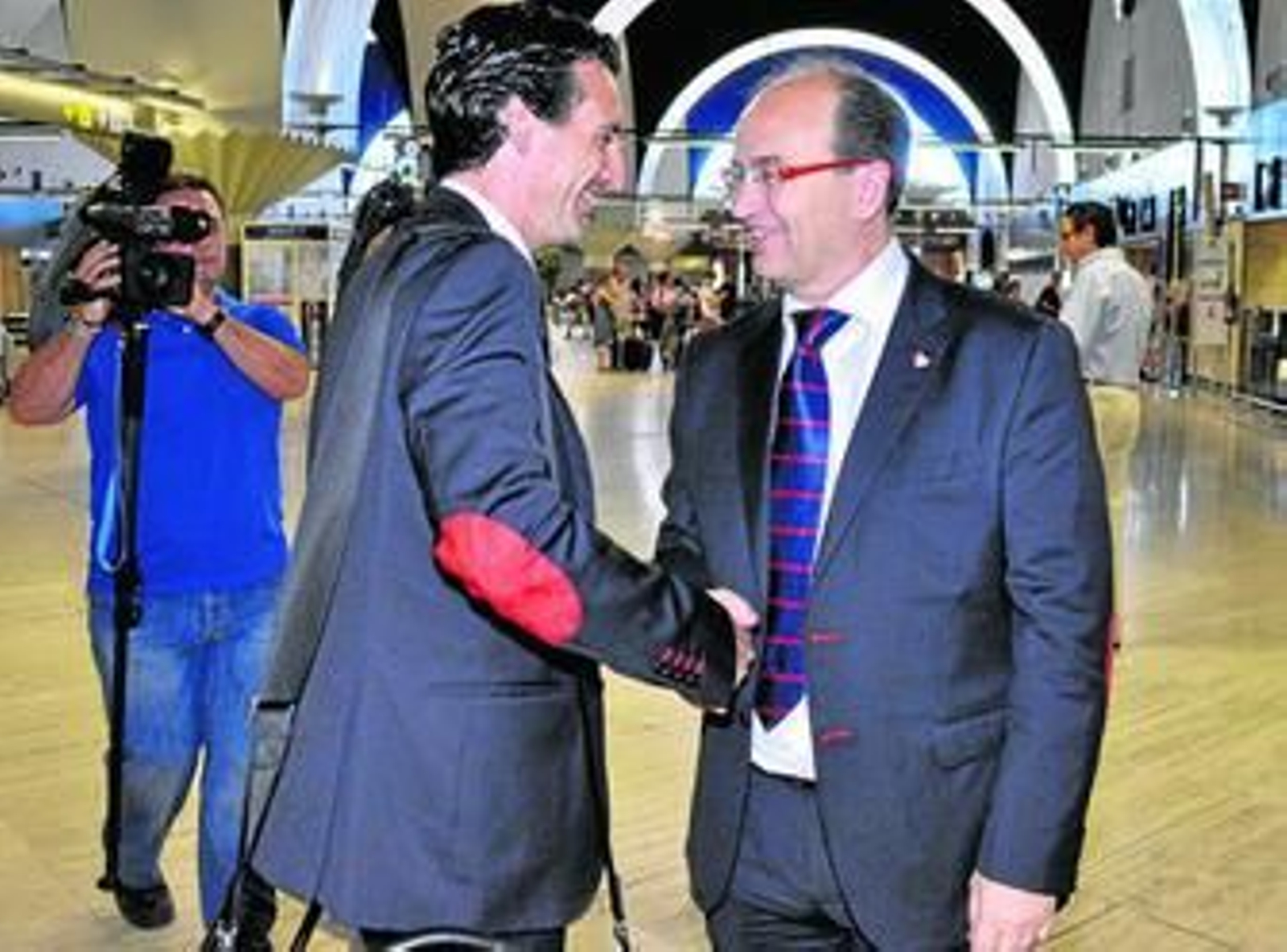 José Castro, sonriente, recibe a Unai Emery en San Pablo antes de volar.
